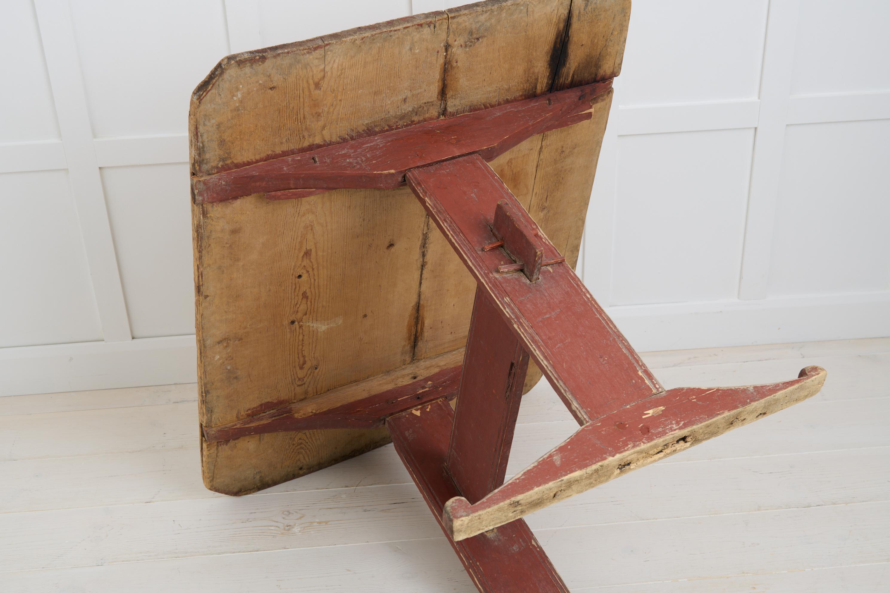 Pin Petite table d'art populaire primitif de Suède du nord, fin des années 1700 en pin massif en vente