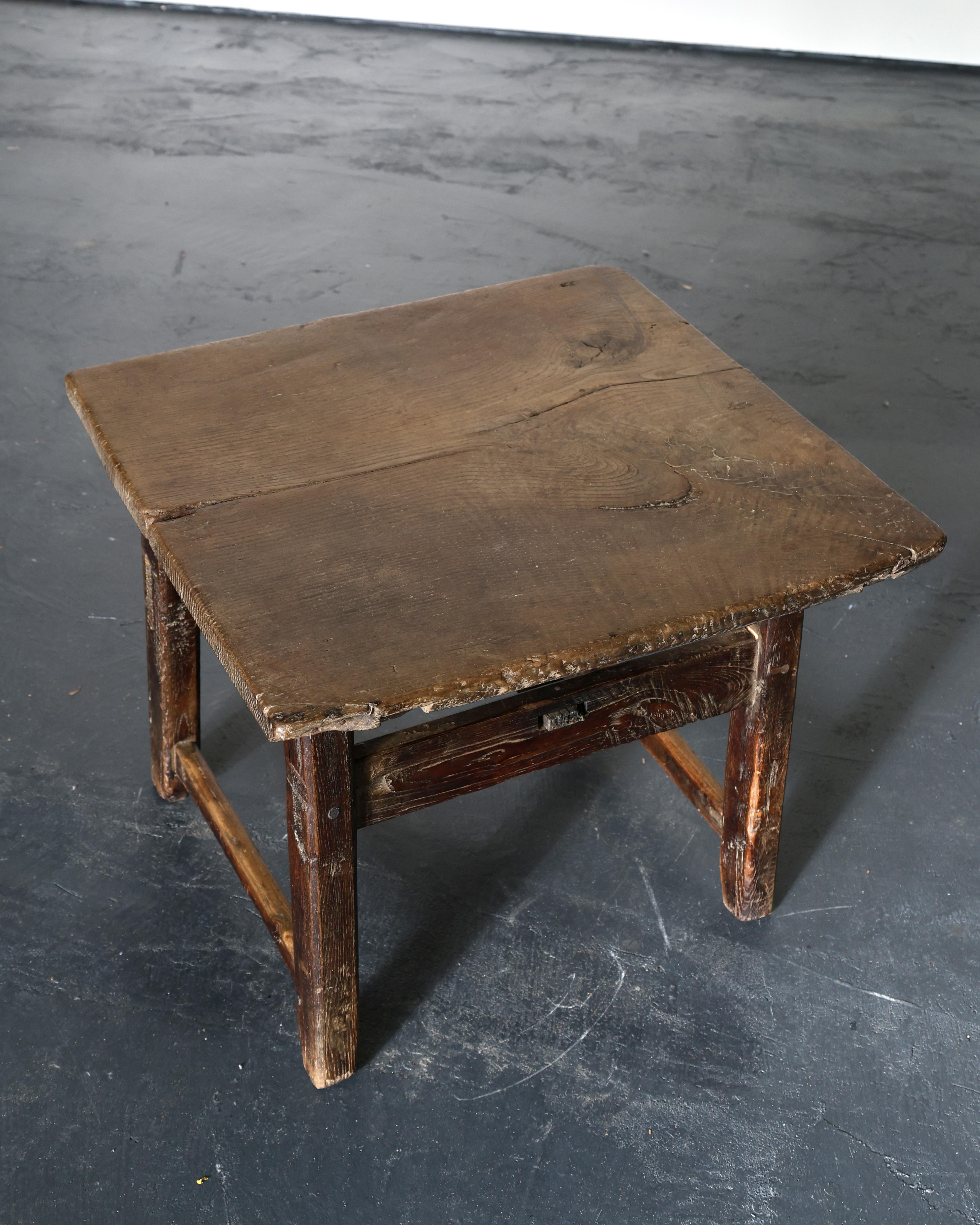 Small Primitive Portuguese 19Th C. Side/Lamp Table siglo XIX en venta