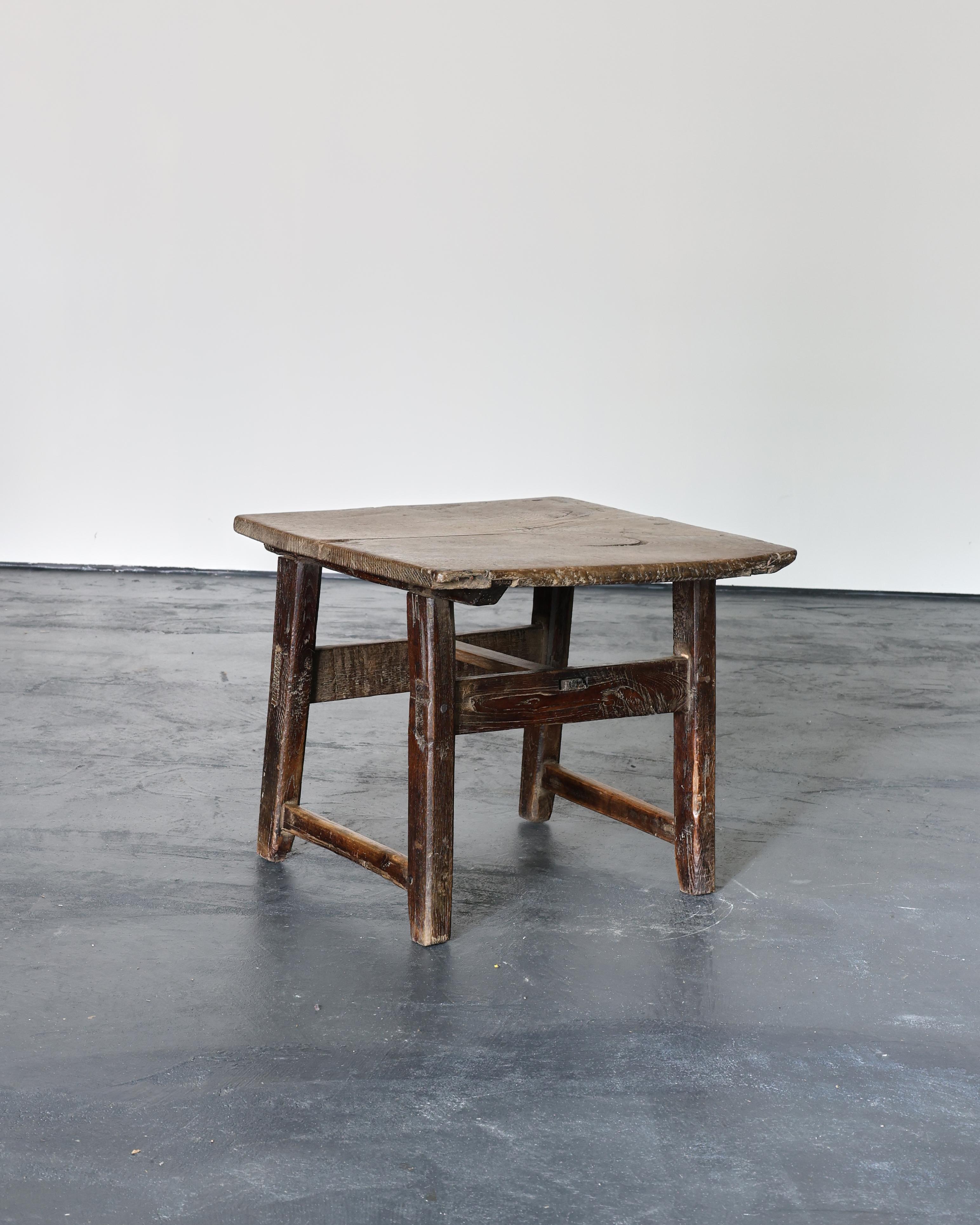 Small Primitive Portuguese 19Th C. Side/Lamp Table en venta 1