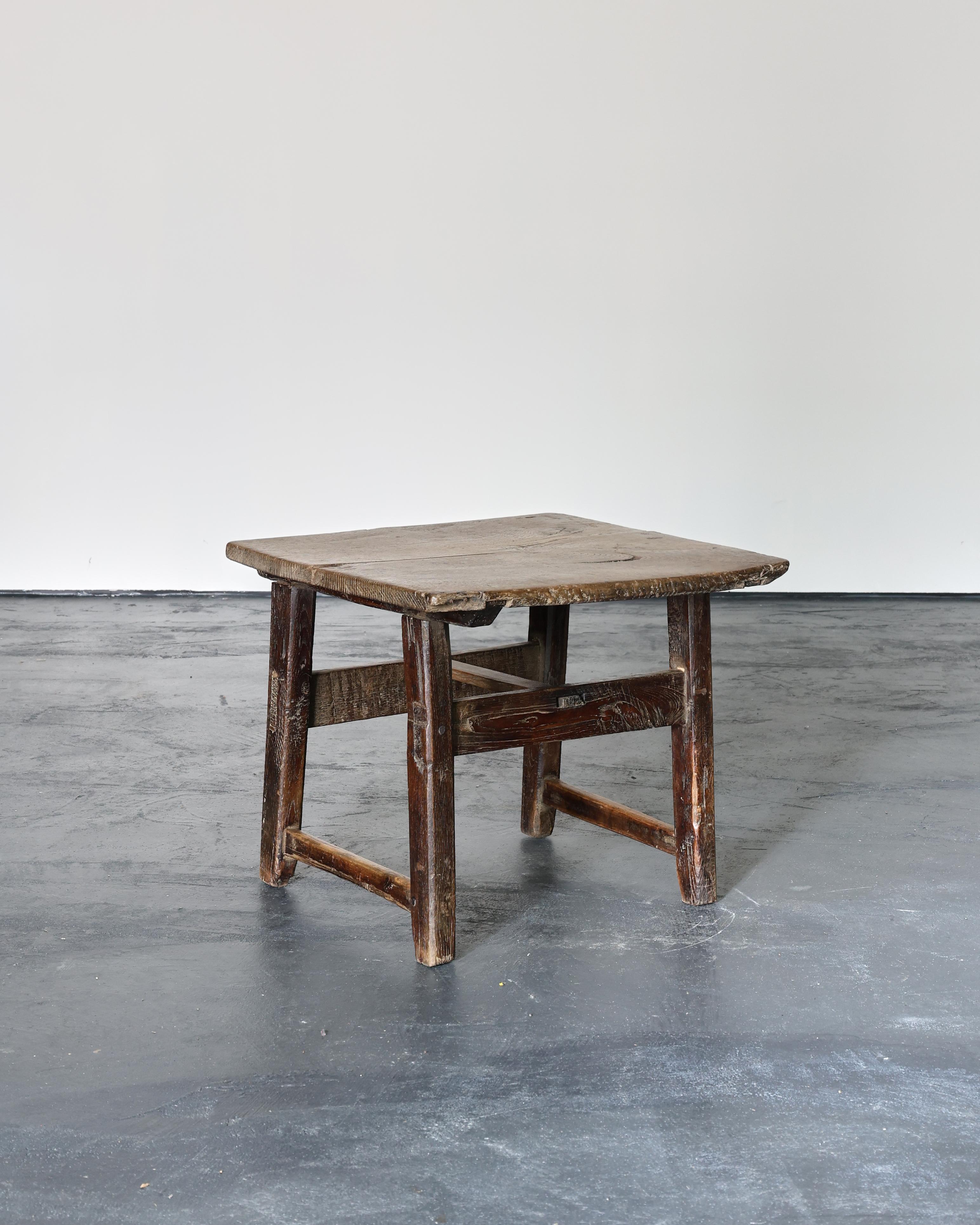 Small Primitive Portuguese 19Th C. Side/Lamp Table en venta 2
