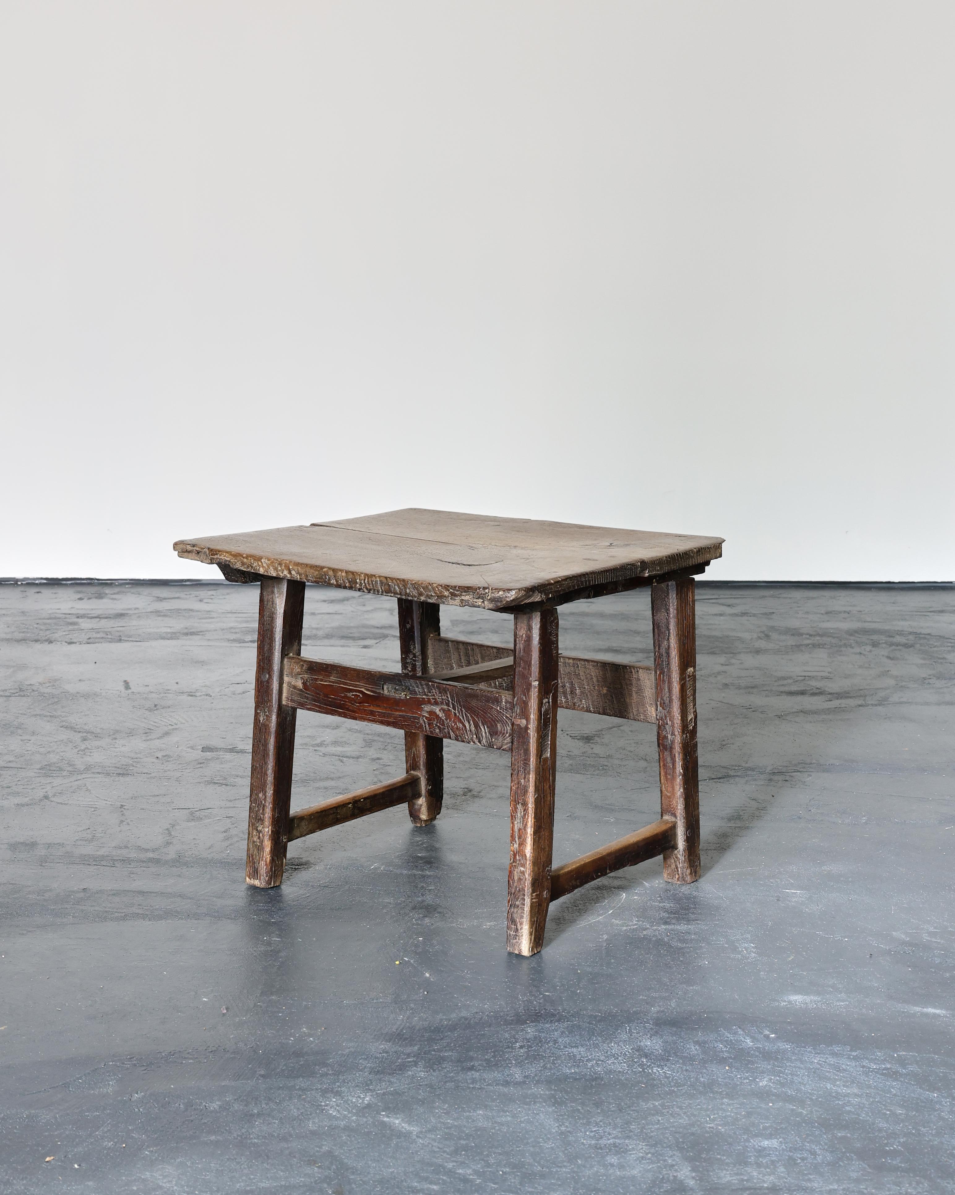 Small Primitive Portuguese 19Th C. Side/Lamp Table en venta 3