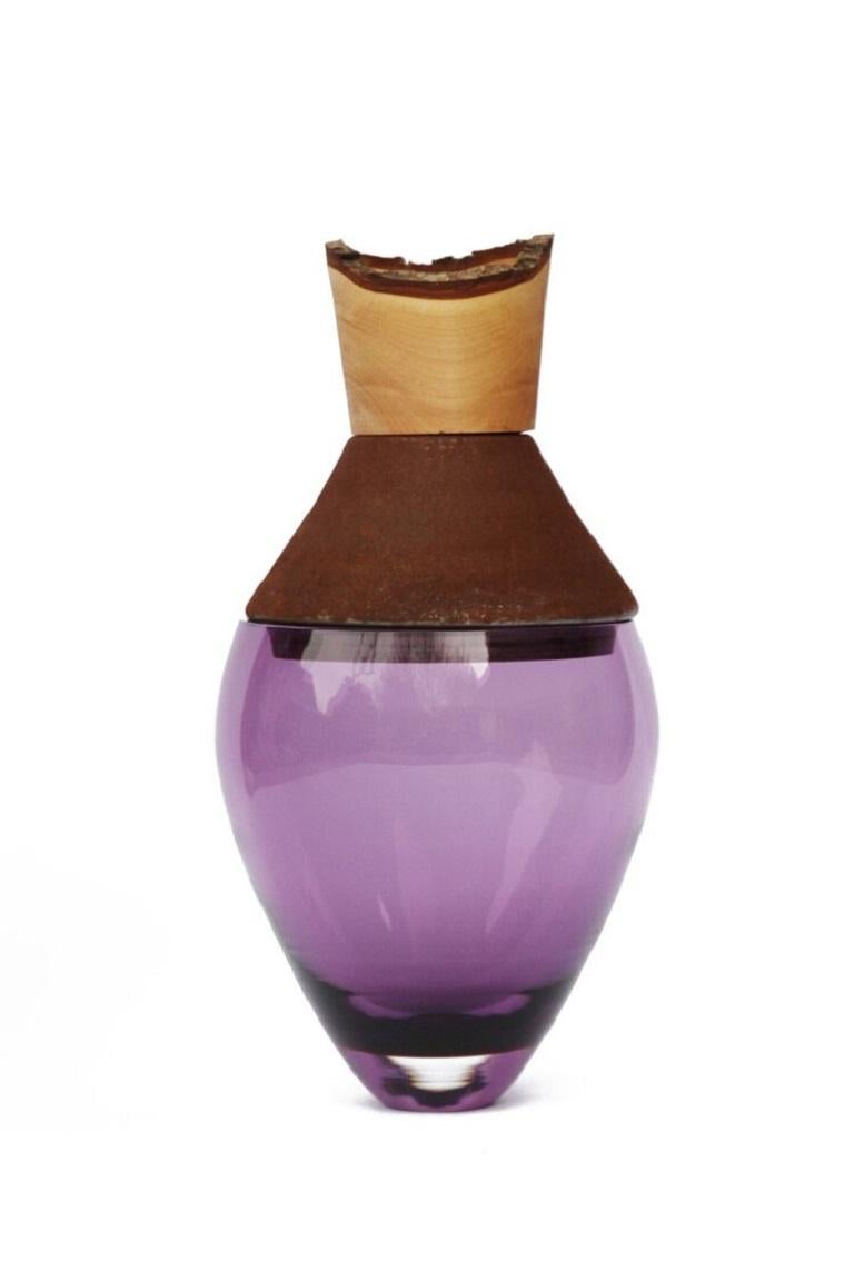 Tourné Petit vase d'Inde I en patine violette et cuivre, Pia Wüstenberg en vente