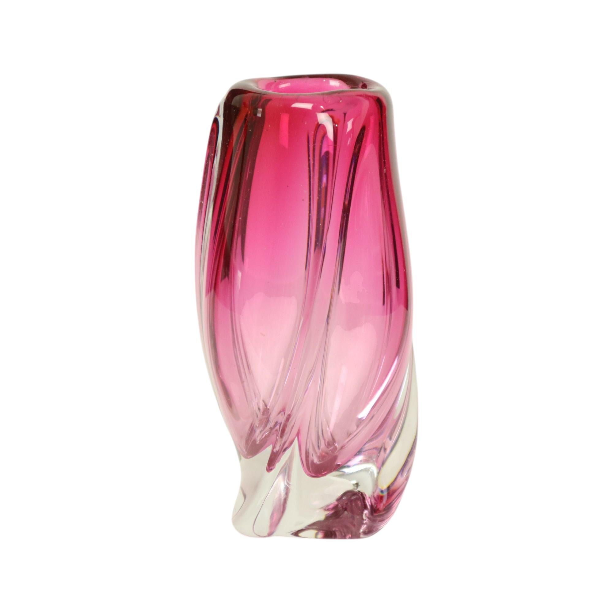 Beautiful small purple and pink crystal vase with flowing swirl design, a design by René Delvenne for Val Saint Lambert, circa mid 20th century, not marked.

Timeless and high-quality design, this vase with flowing lines fits seamlessly into a