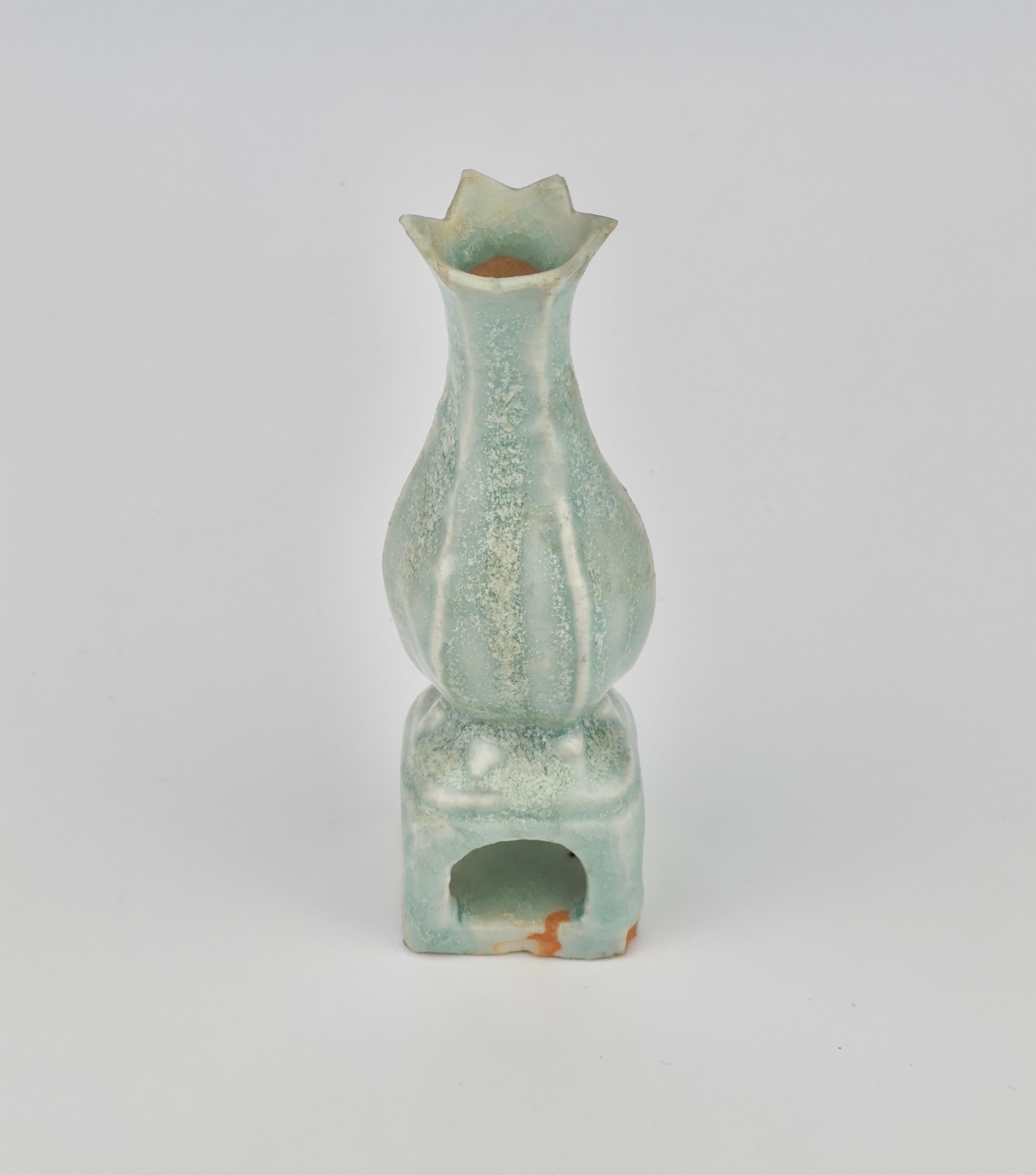 Petit vase piriforme Qingbai, Dynasty Yuan Yuan (13-14e siècle) en vente 2