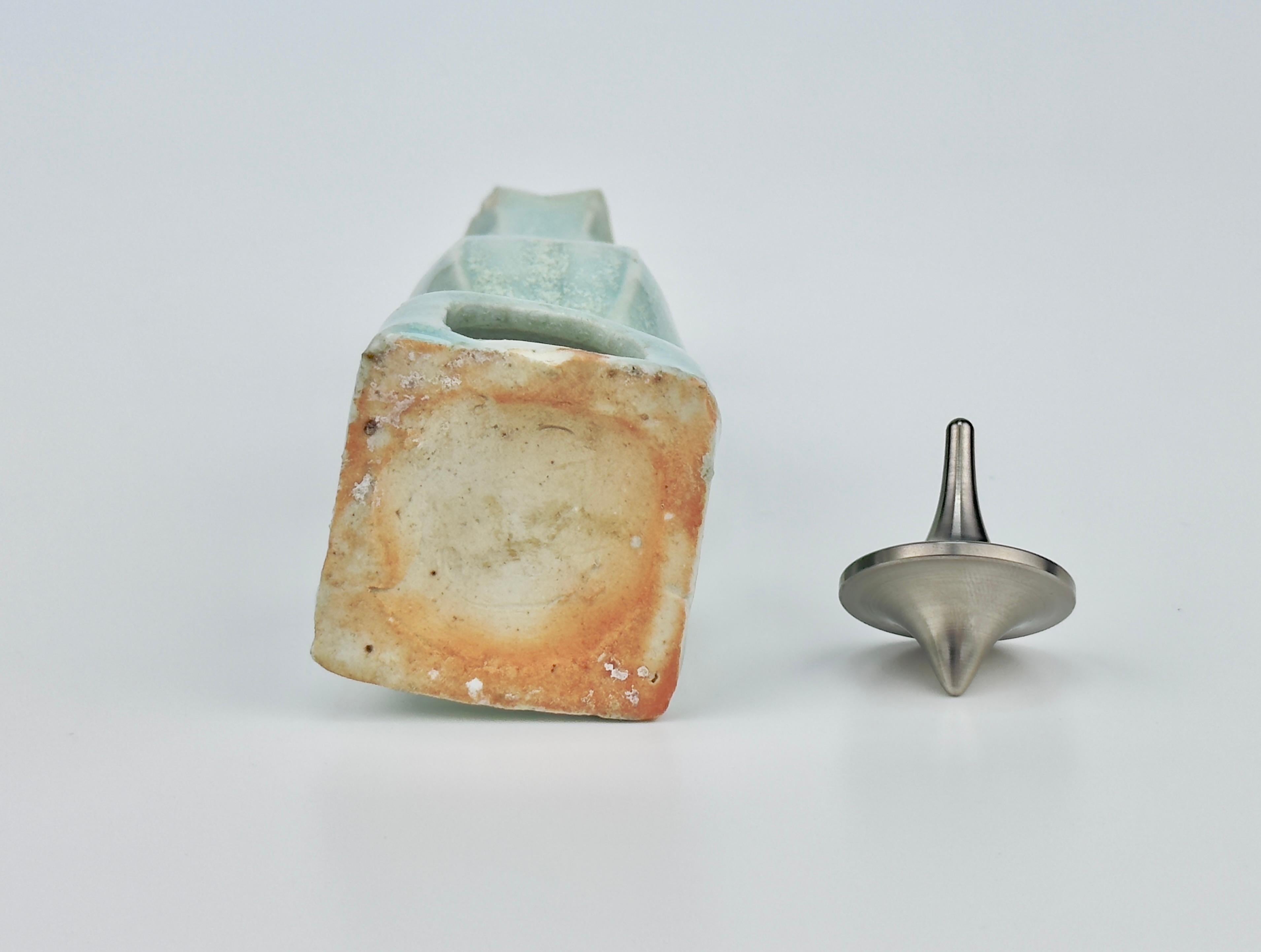 Petit vase piriforme Qingbai, Dynasty Yuan Yuan (13-14e siècle) en vente 4