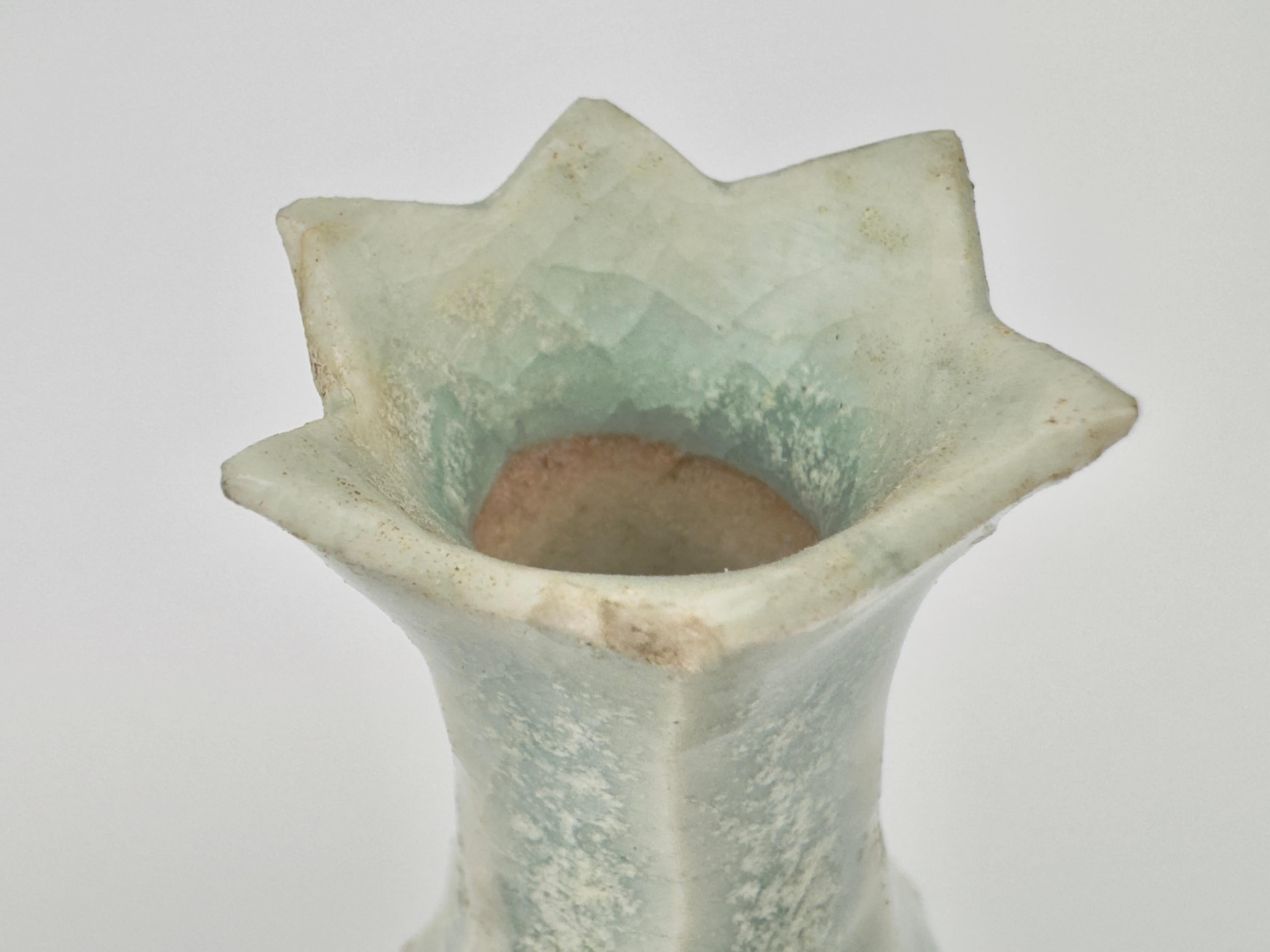 Petit vase piriforme Qingbai, Dynasty Yuan Yuan (13-14e siècle) en vente 5