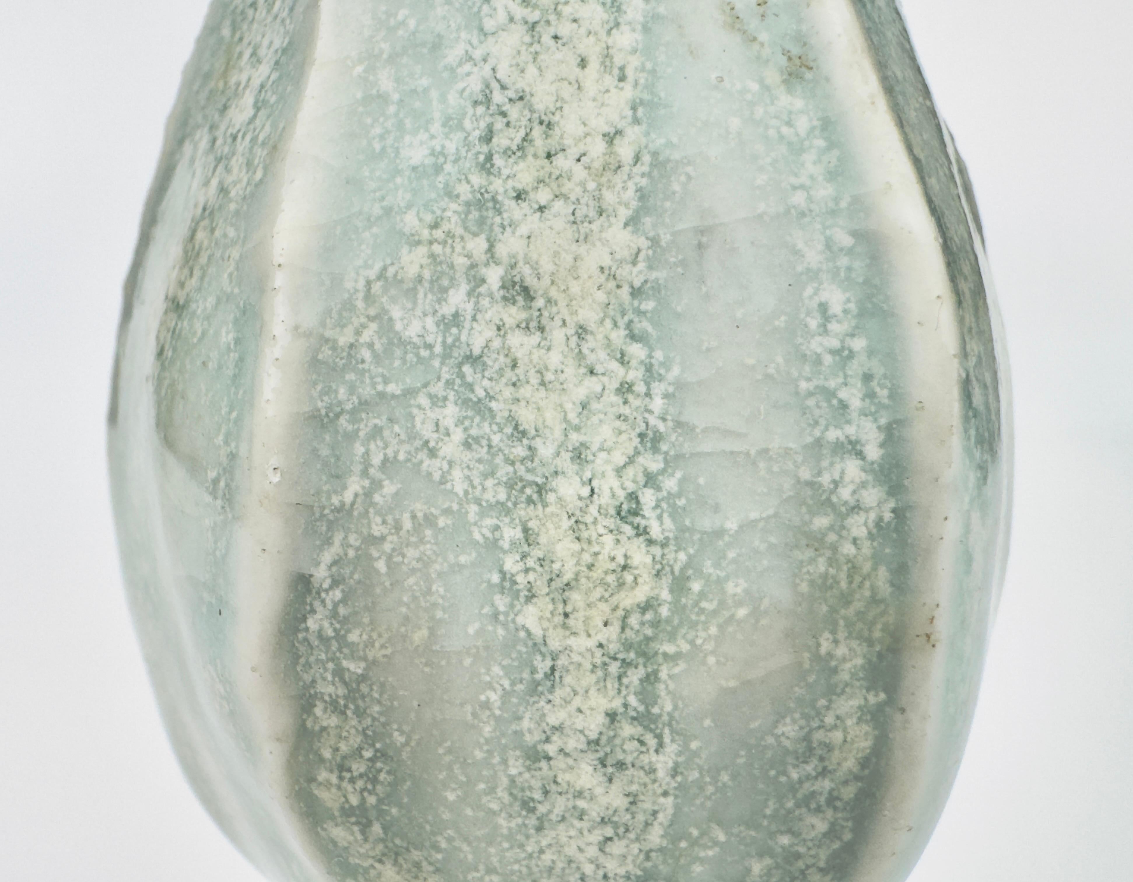 Petit vase piriforme Qingbai, Dynasty Yuan Yuan (13-14e siècle) en vente 6