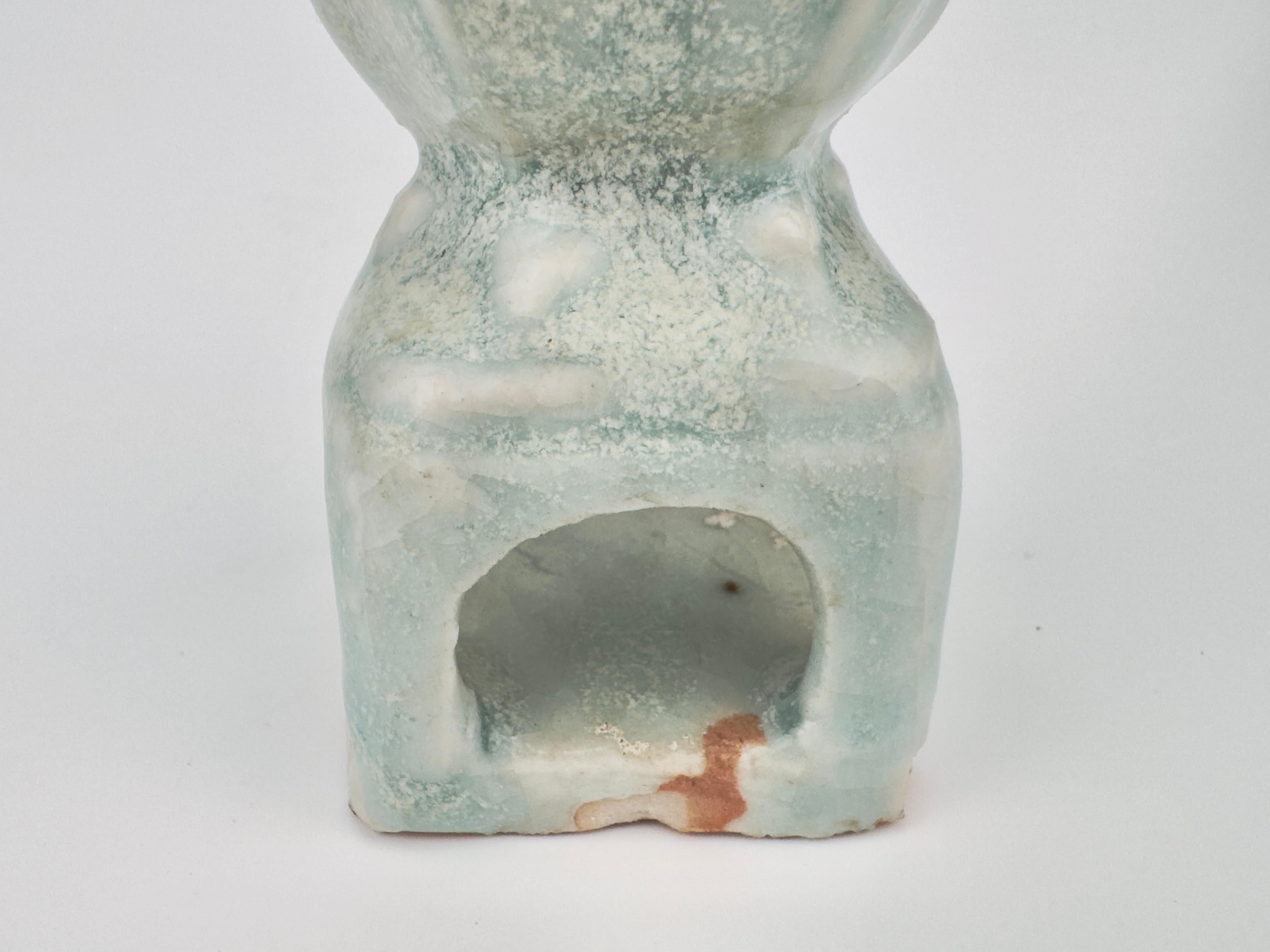 Petit vase piriforme Qingbai, Dynasty Yuan Yuan (13-14e siècle) en vente 7