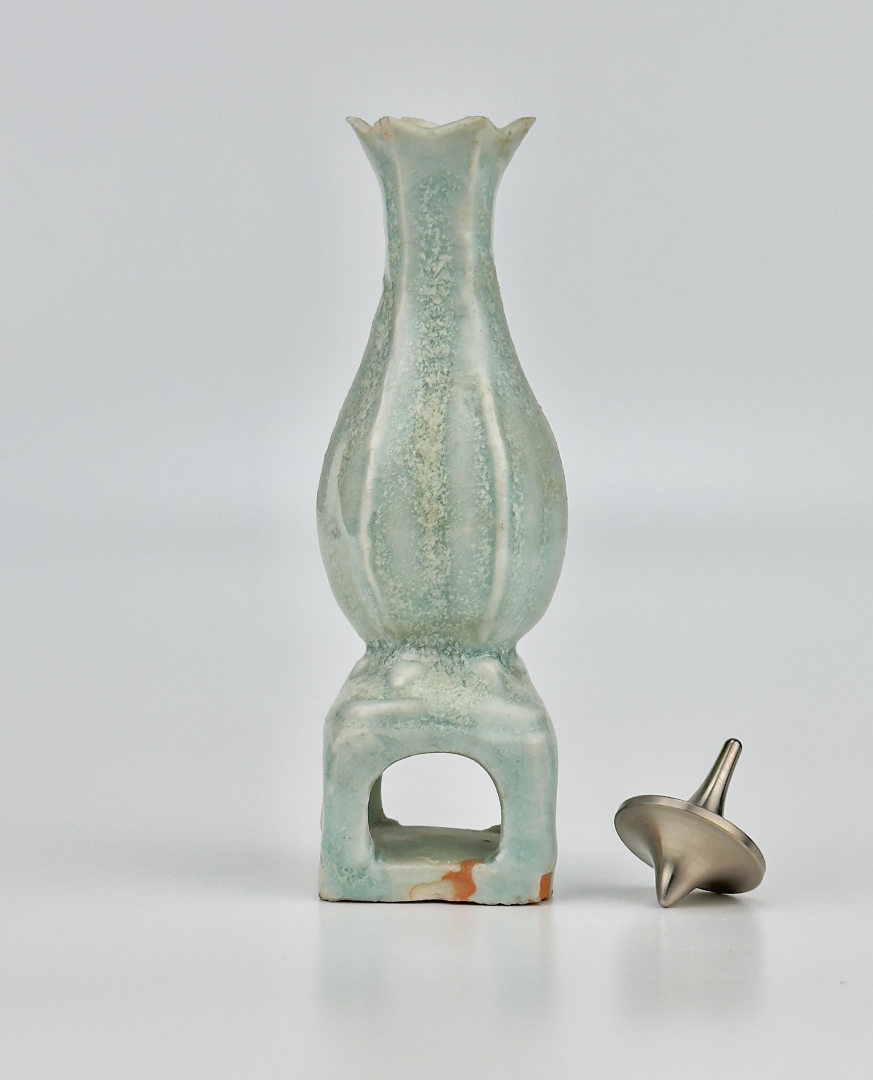 Petit vase piriforme Qingbai, Dynasty Yuan Yuan (13-14e siècle) en vente 8