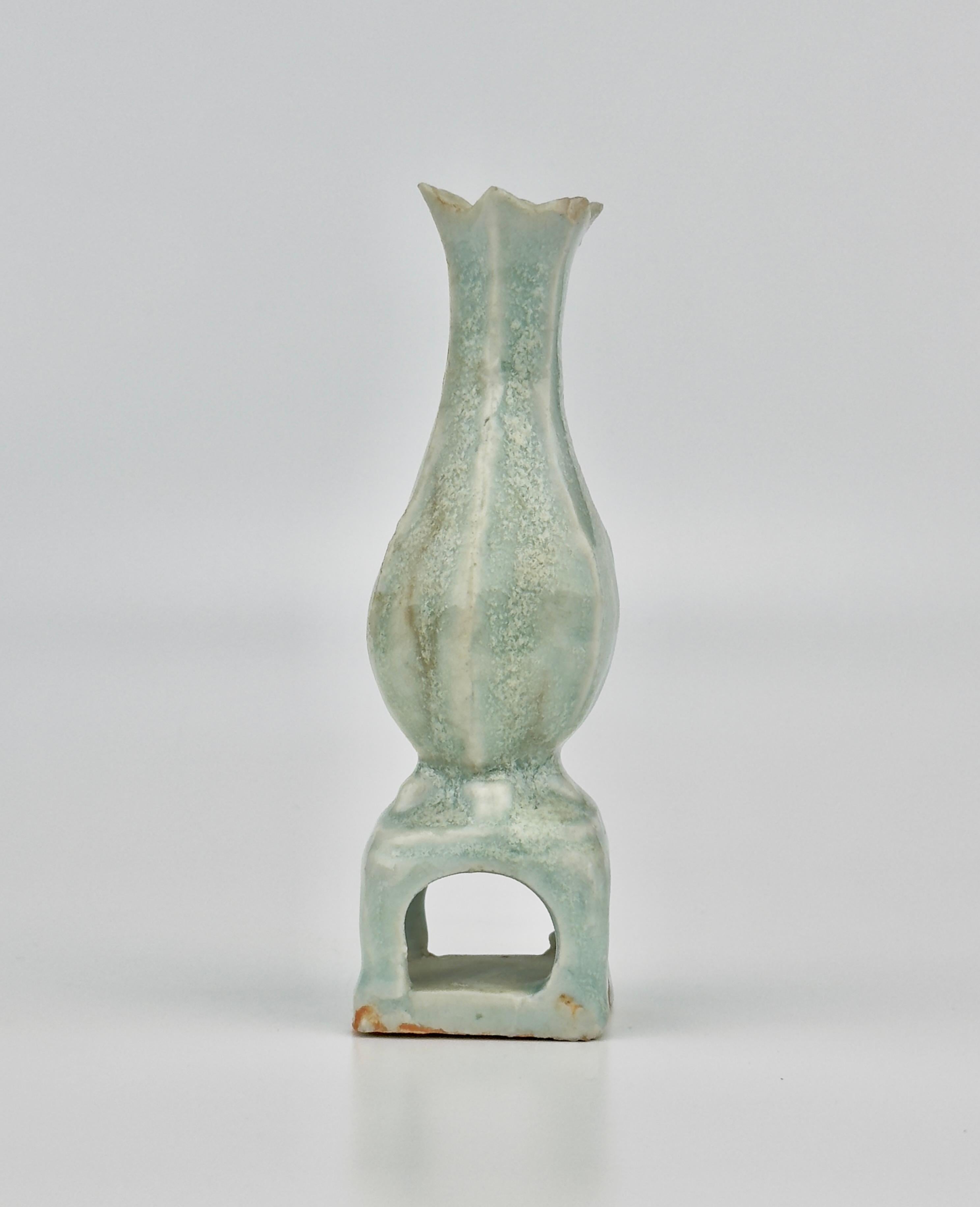 Ming Petit vase piriforme Qingbai, Dynasty Yuan Yuan (13-14e siècle) en vente