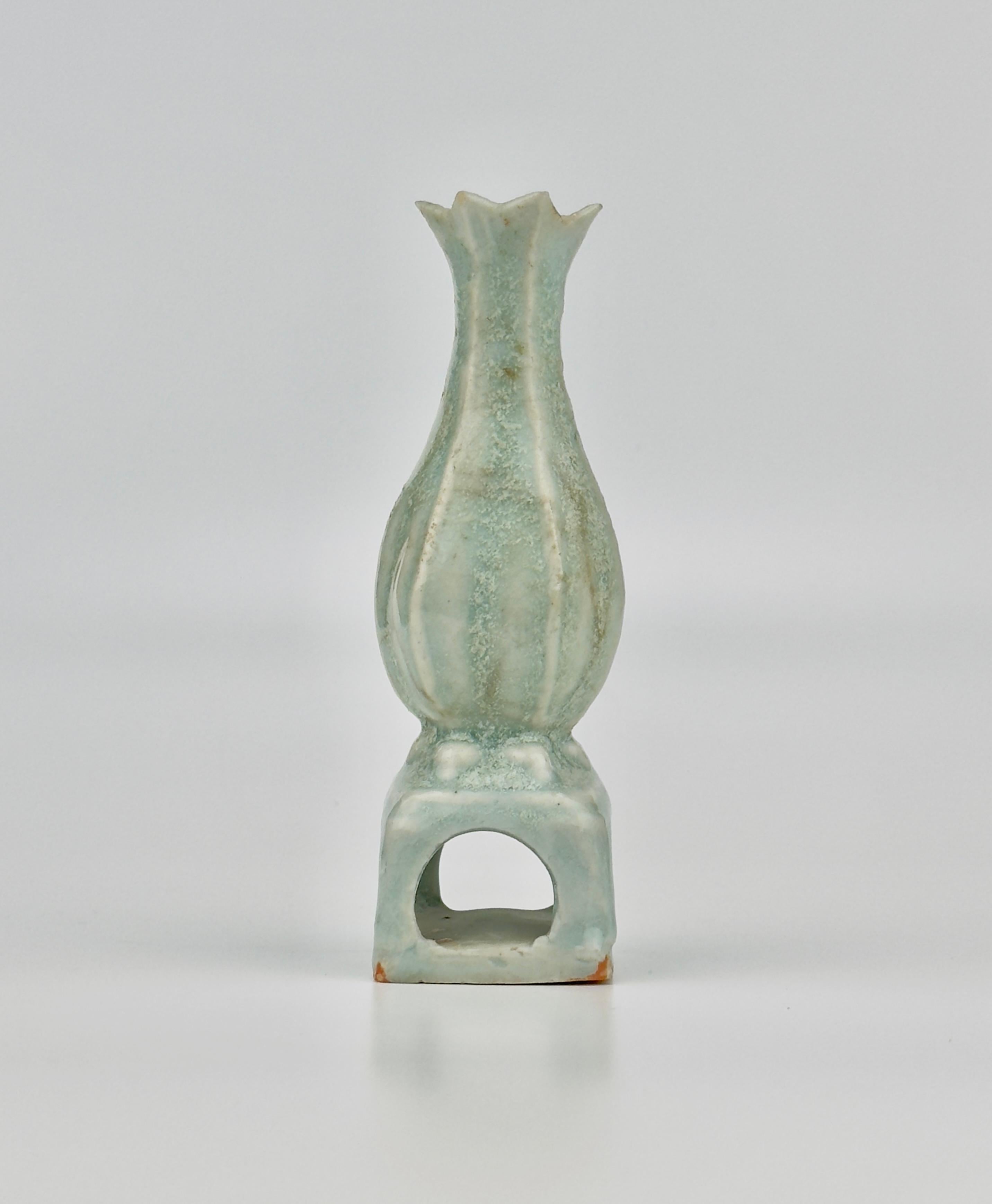 Chinois Petit vase piriforme Qingbai, Dynasty Yuan Yuan (13-14e siècle) en vente