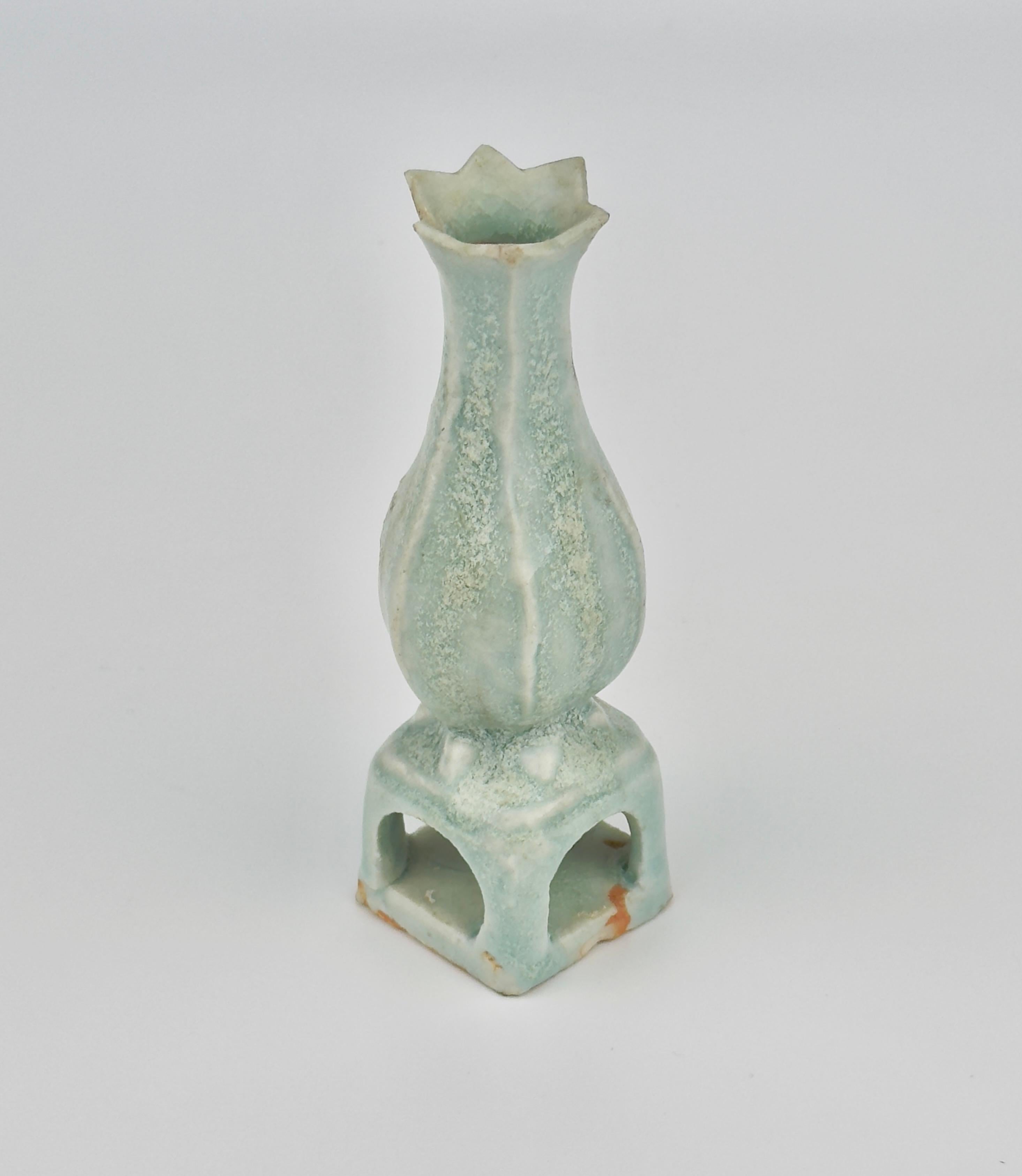 Petit vase piriforme Qingbai, Dynasty Yuan Yuan (13-14e siècle) Bon état - En vente à seoul, KR