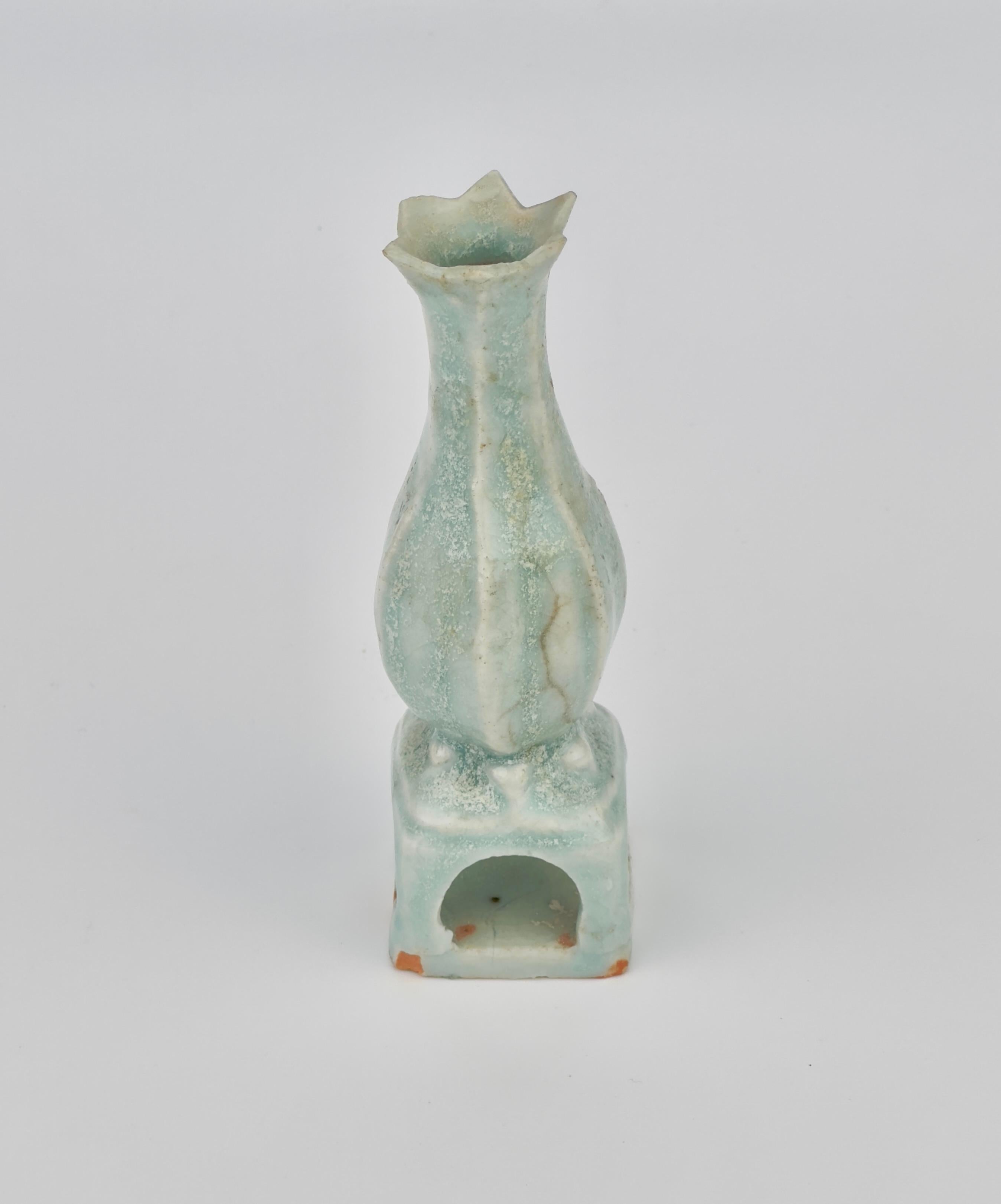 Petit vase piriforme Qingbai, Dynasty Yuan Yuan (13-14e siècle) en vente 1