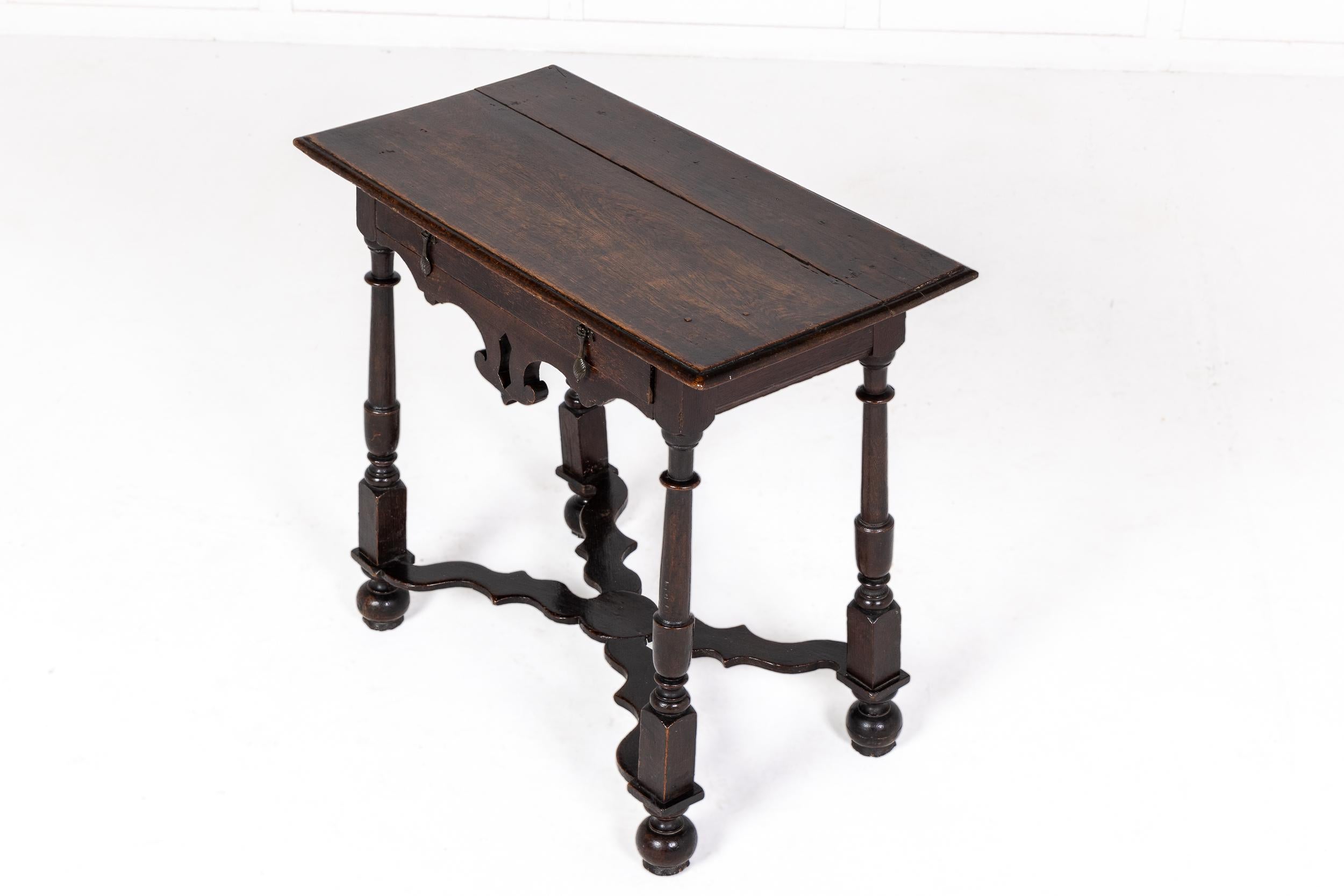 Small, Rare 17th Century English Oak Occasional Table For Sale 4