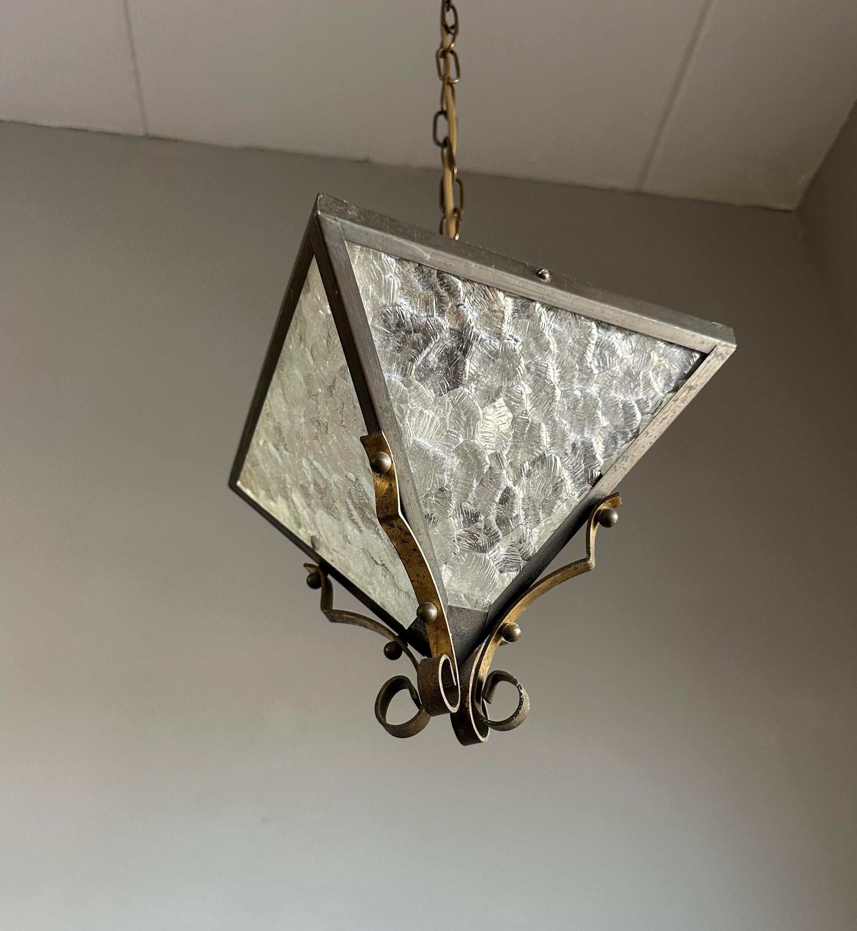 Piccolo e raro ciondolo/lanterna in ottone e vetro dal design triangolare Up&Up in vendita 2