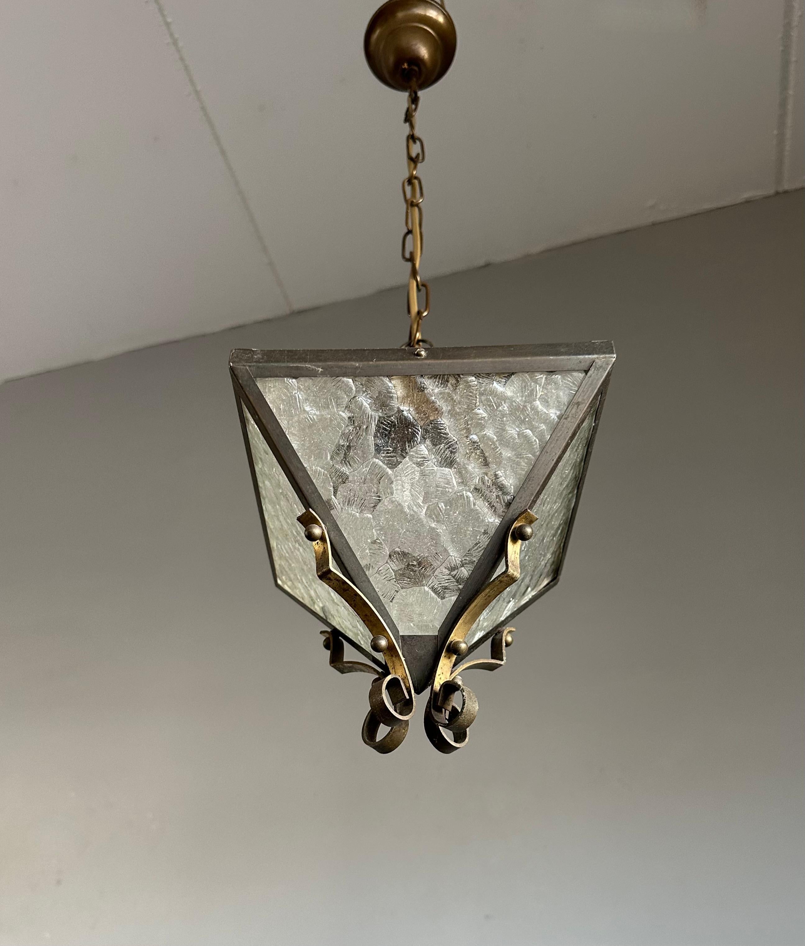 Piccolo e raro ciondolo/lanterna in ottone e vetro dal design triangolare Up&Up in vendita 4