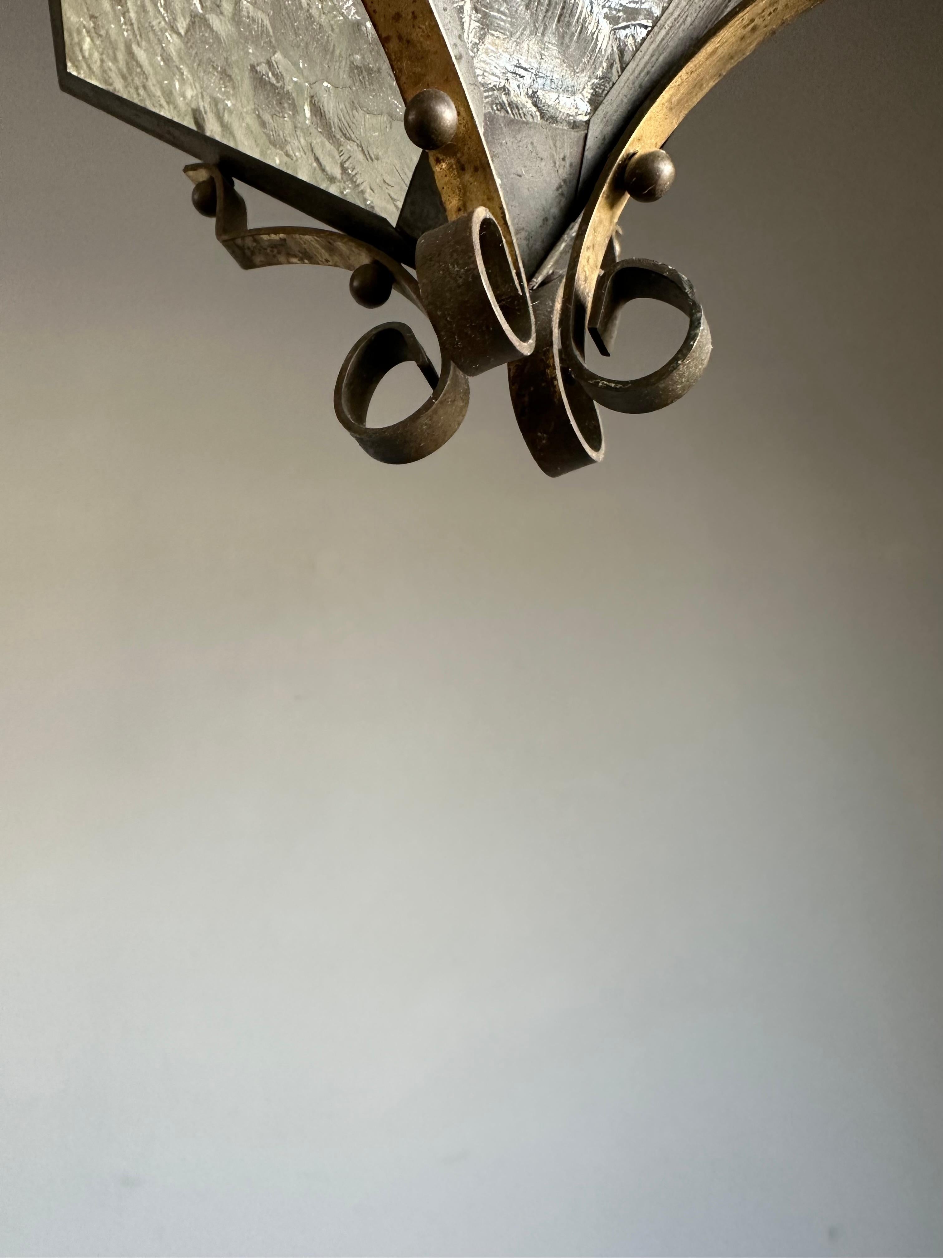 Piccolo e raro ciondolo/lanterna in ottone e vetro dal design triangolare Up&Up in vendita 5