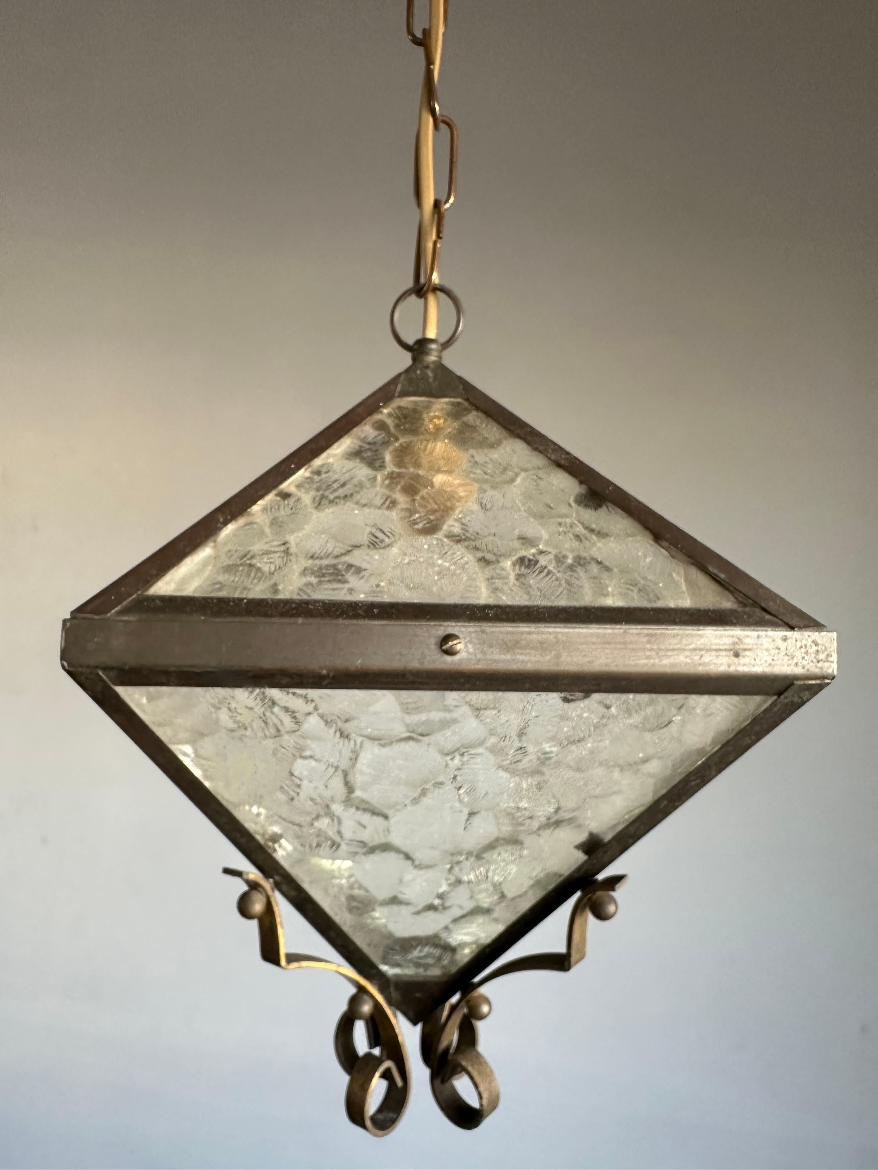 Piccolo e raro ciondolo/lanterna in ottone e vetro dal design triangolare Up&Up in vendita 6