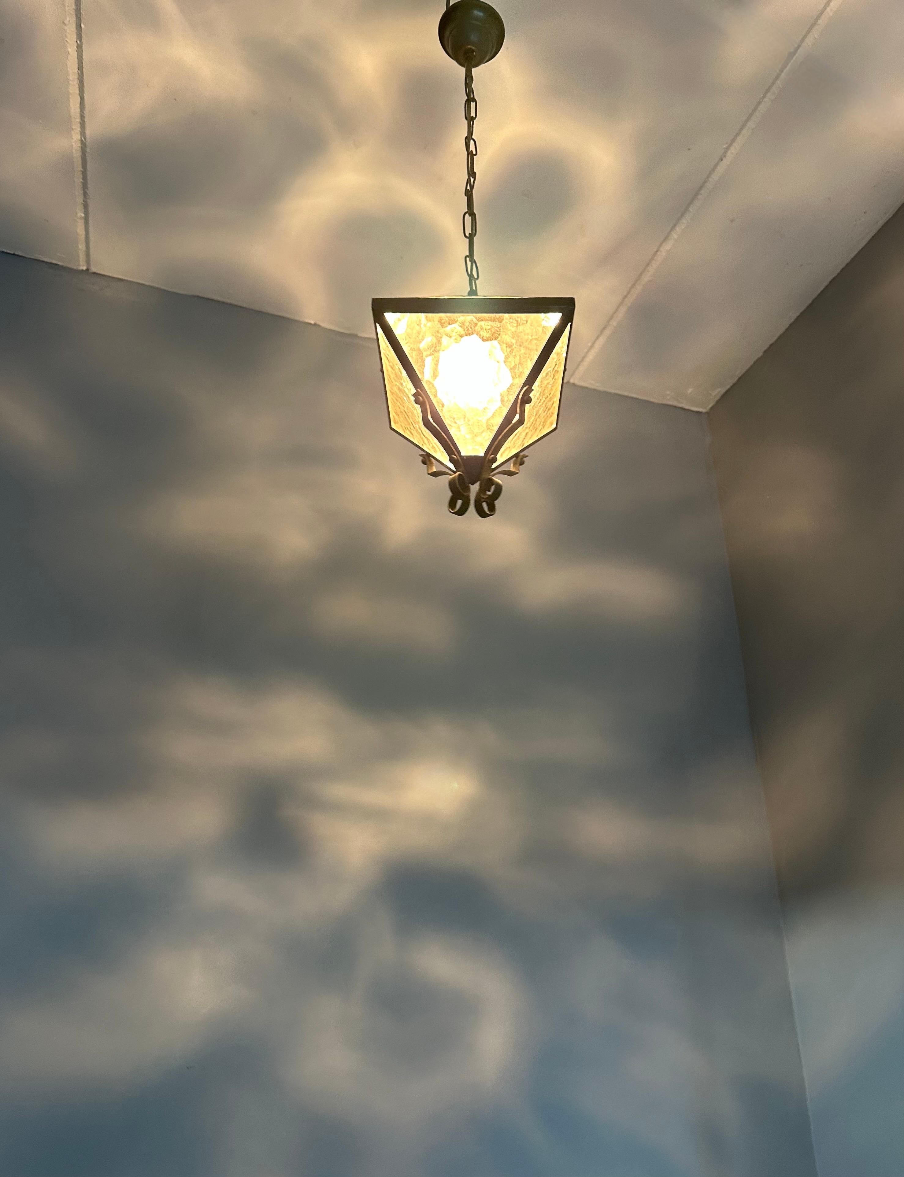 Piccolo e raro ciondolo/lanterna in ottone e vetro dal design triangolare Up&Up in vendita 8