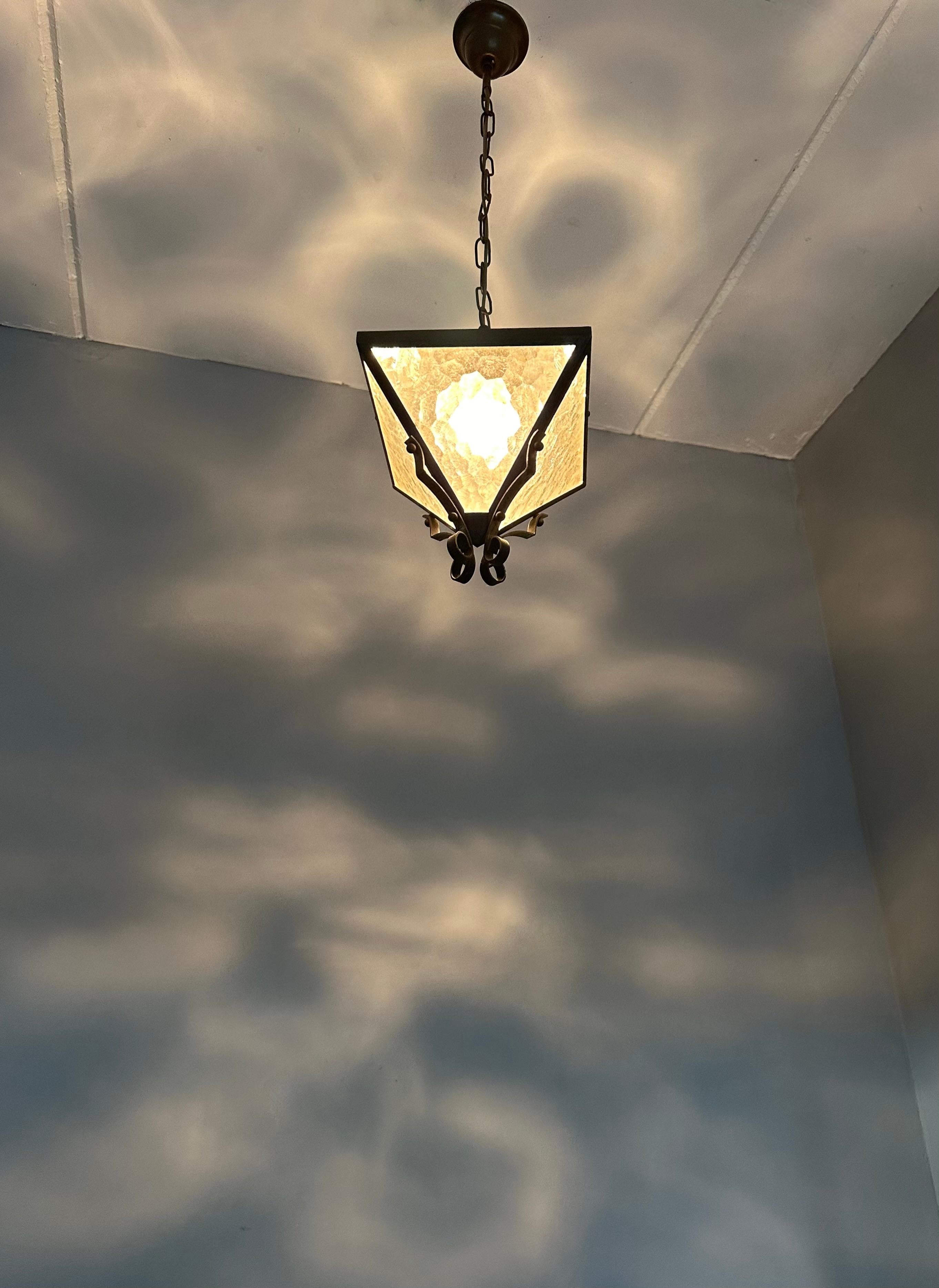 Piccolo e raro ciondolo/lanterna in ottone e vetro dal design triangolare Up&Up in vendita 9