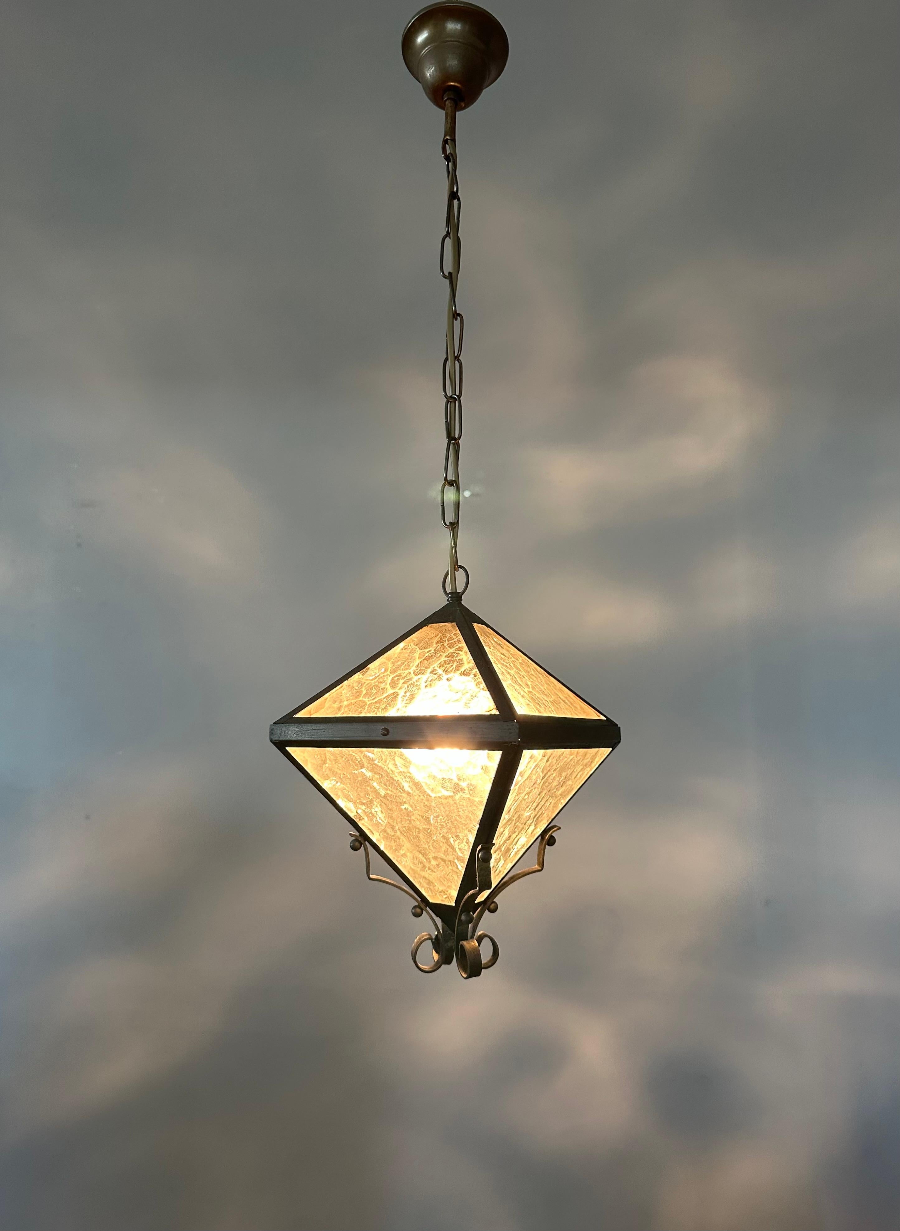 Piccolo e raro ciondolo/lanterna in ottone e vetro dal design triangolare Up&Up in vendita 12