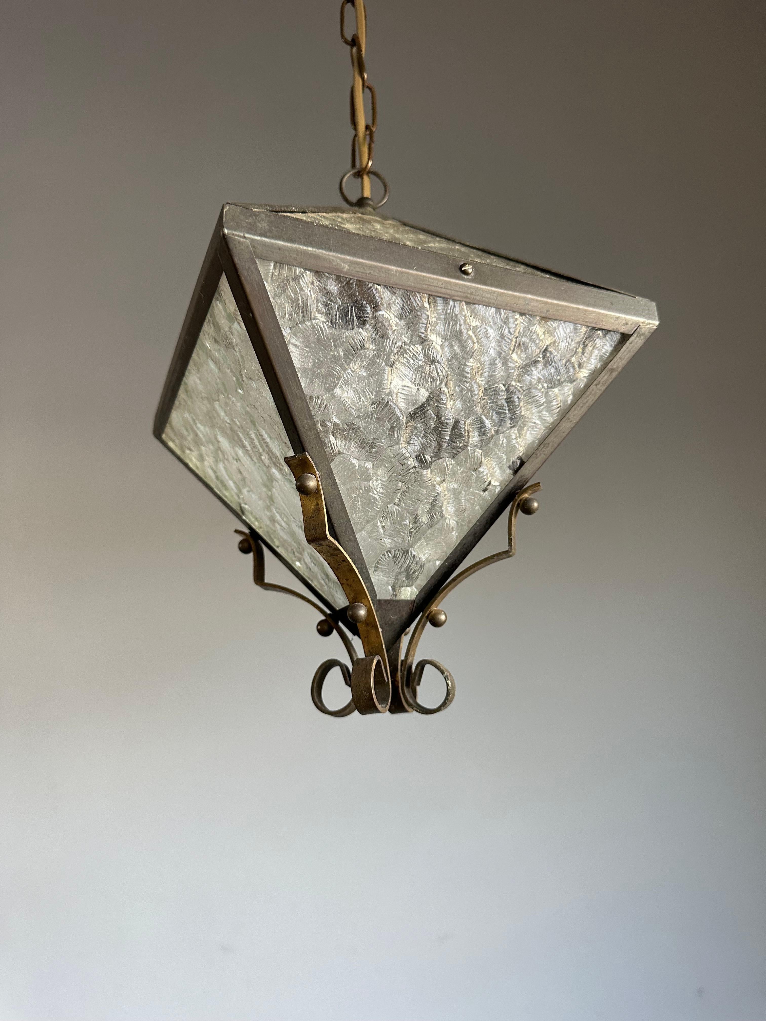 Art Déco Piccolo e raro ciondolo/lanterna in ottone e vetro dal design triangolare Up&Up in vendita