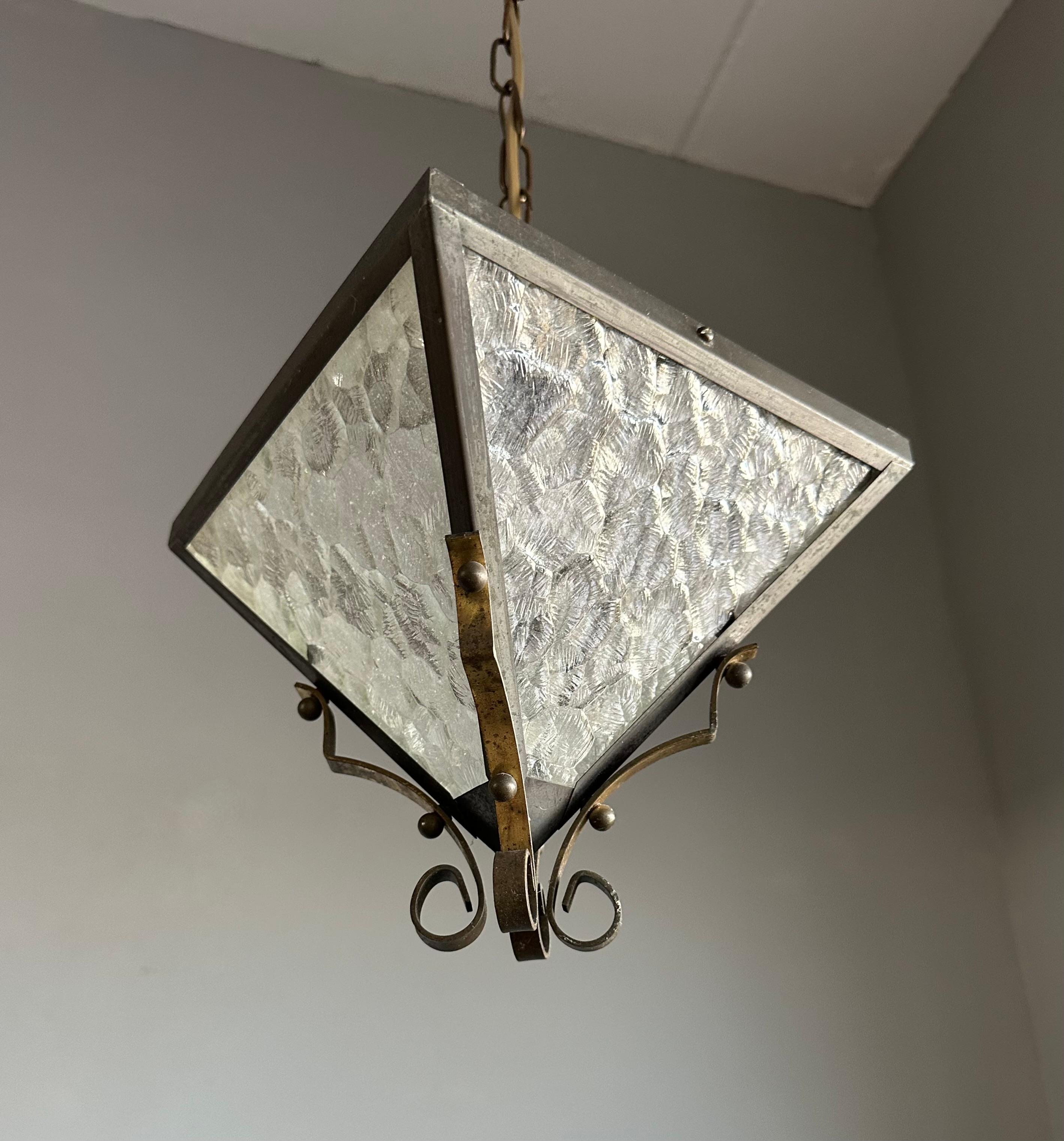 XX secolo Piccolo e raro ciondolo/lanterna in ottone e vetro dal design triangolare Up&Up in vendita