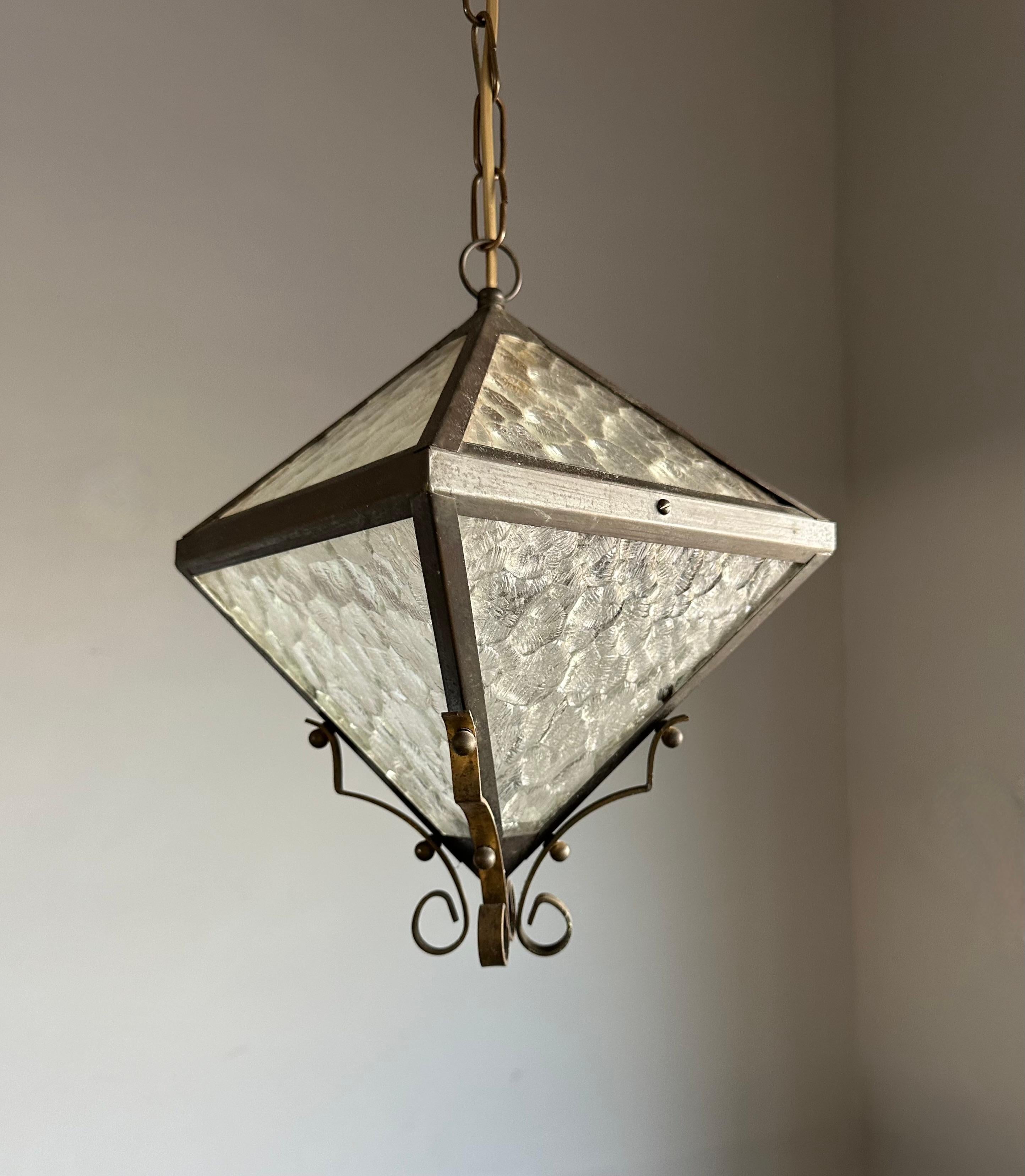 Ottone Piccolo e raro ciondolo/lanterna in ottone e vetro dal design triangolare Up&Up in vendita
