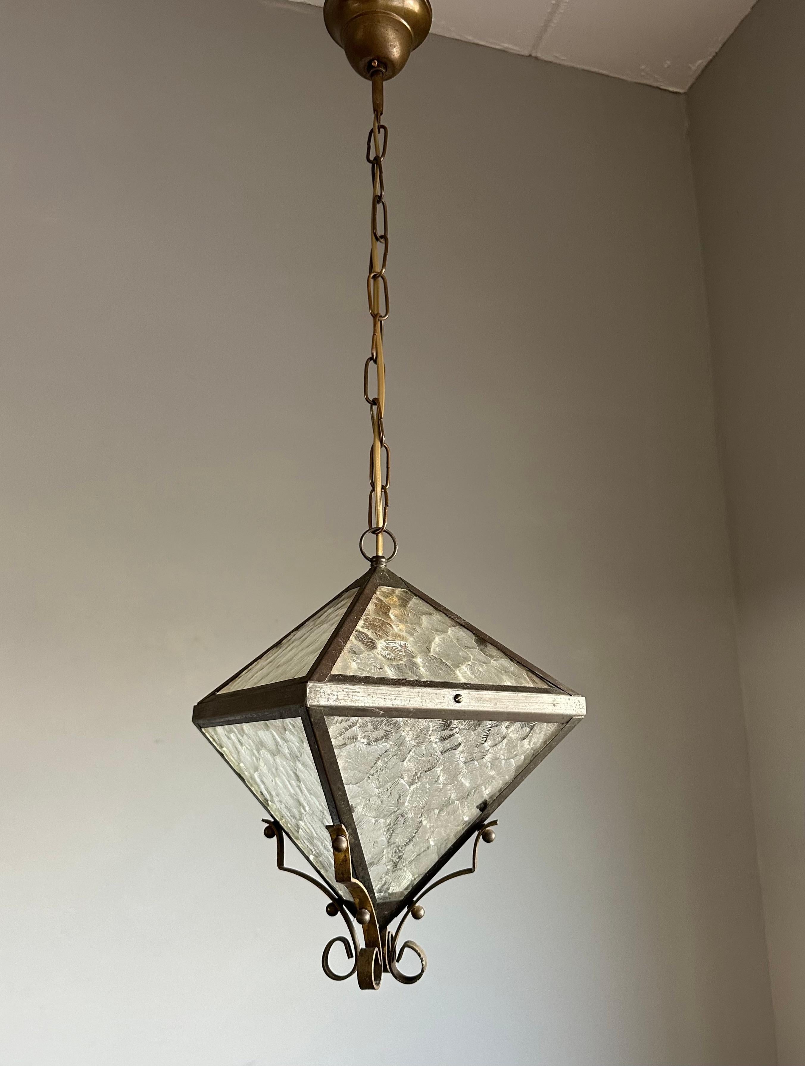 Piccolo e raro ciondolo/lanterna in ottone e vetro dal design triangolare Up&Up in vendita 1