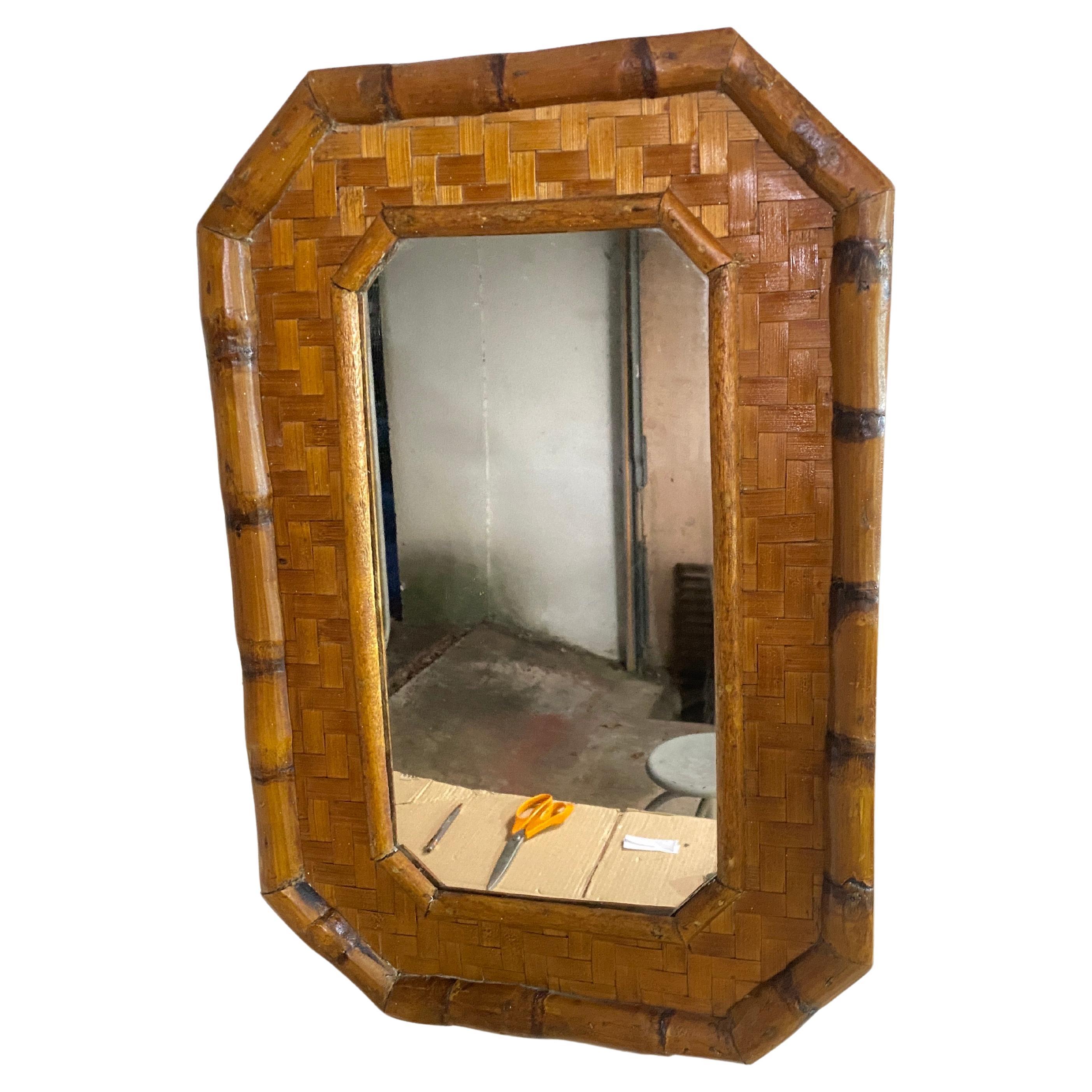 Beautiful rectangular wall mirror in bamboo and rattan. 
Incredibly stylish, it can add a real focal point to any room with considerable decorative effect. 

Made in Italy in the 1970s.