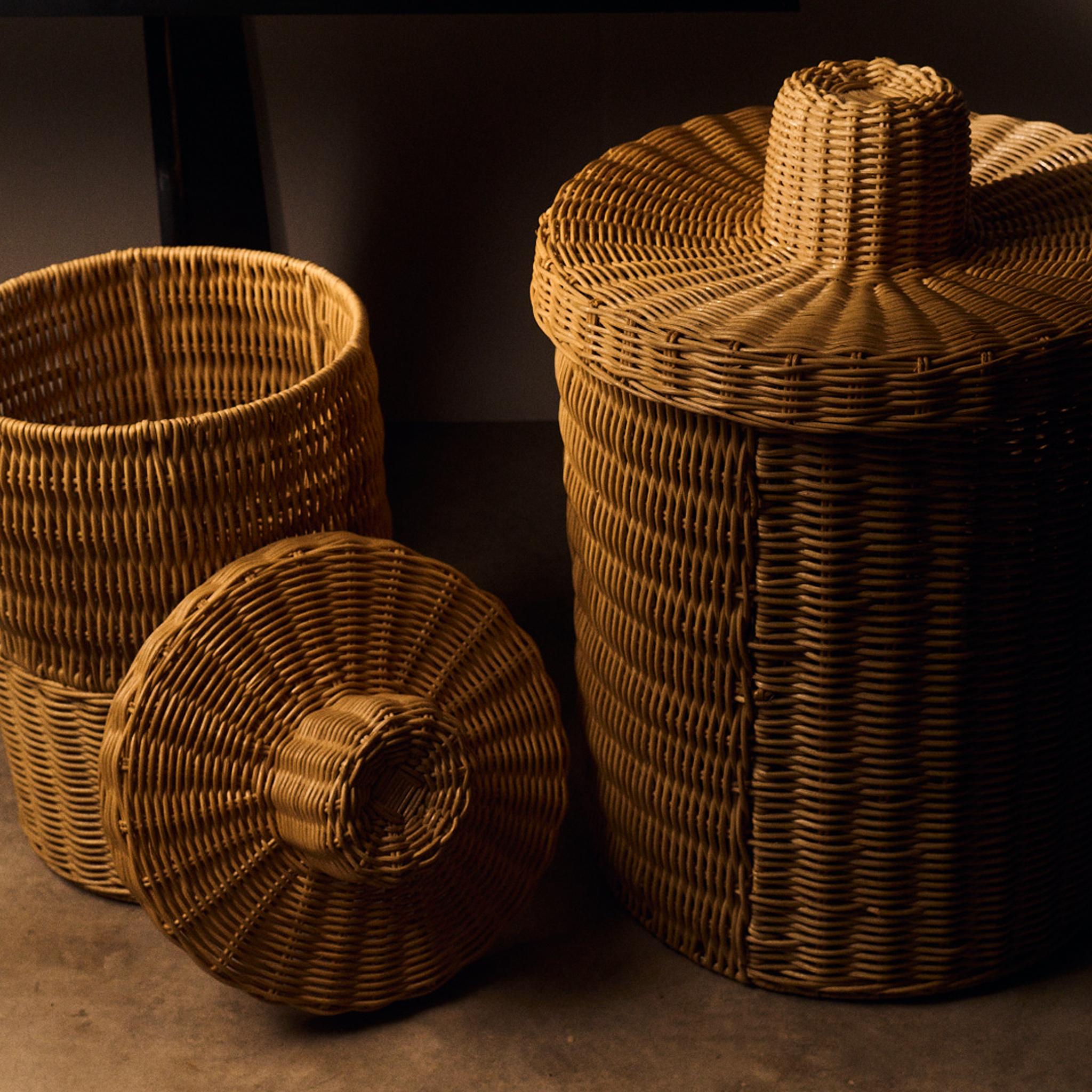 Tessuto Cestino piccolo in rattan con coperchio, di J'Jute in vendita