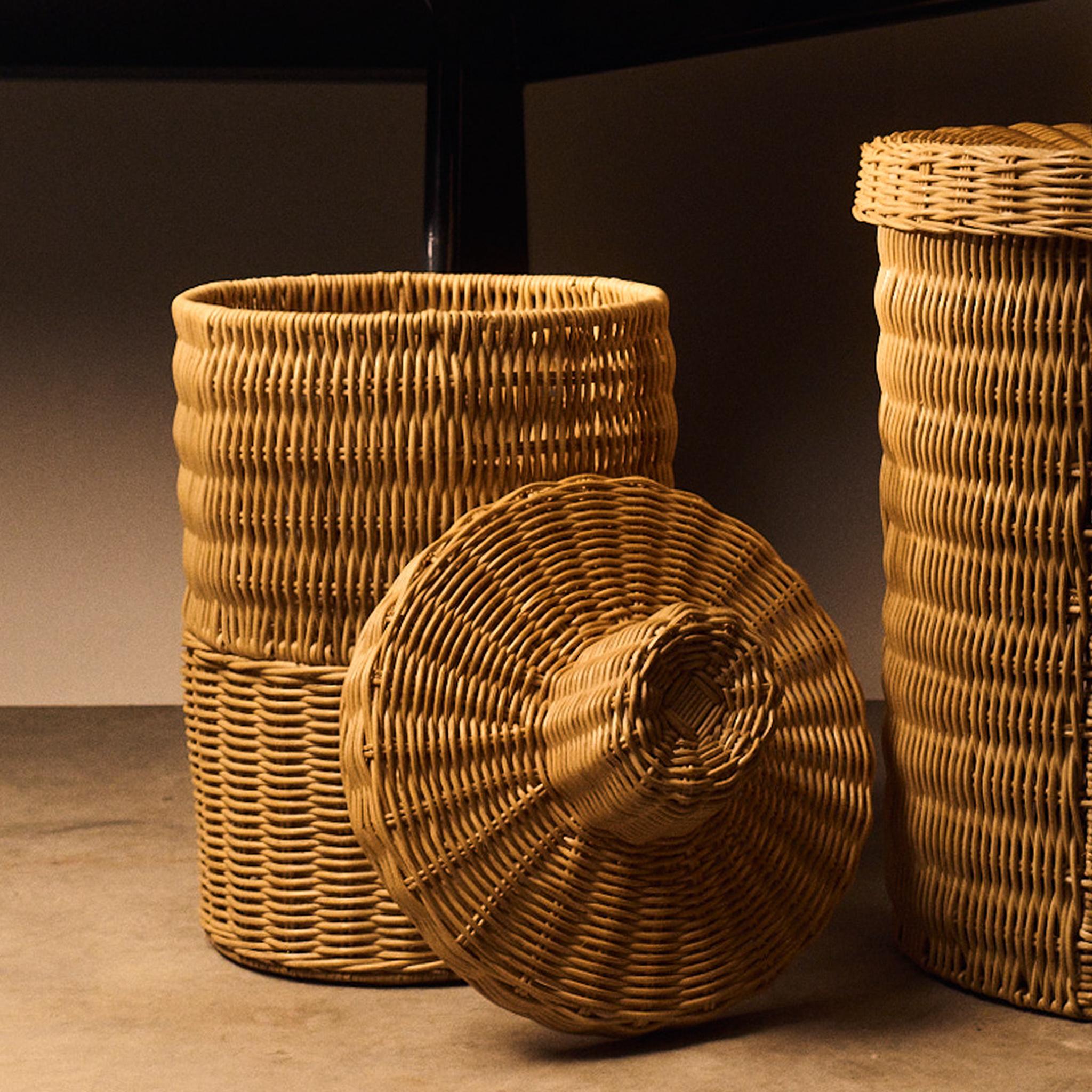 XXI secolo e contemporaneo Cestino piccolo in rattan con coperchio, di J'Jute in vendita