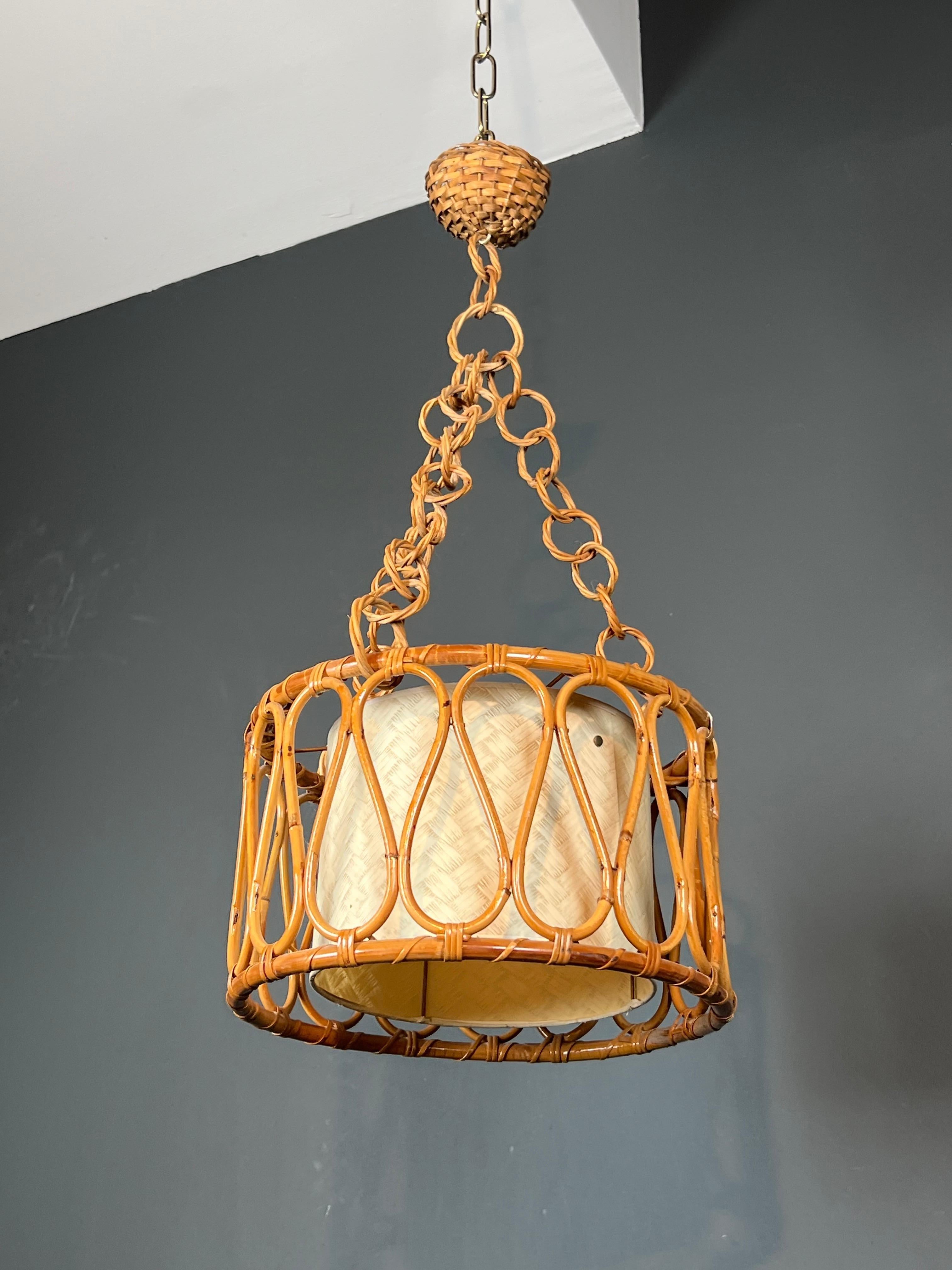 Mid-Century moderno Piccolo lampadario in rattan nello stile di Adrien Audoux e Frida Minet in vendita