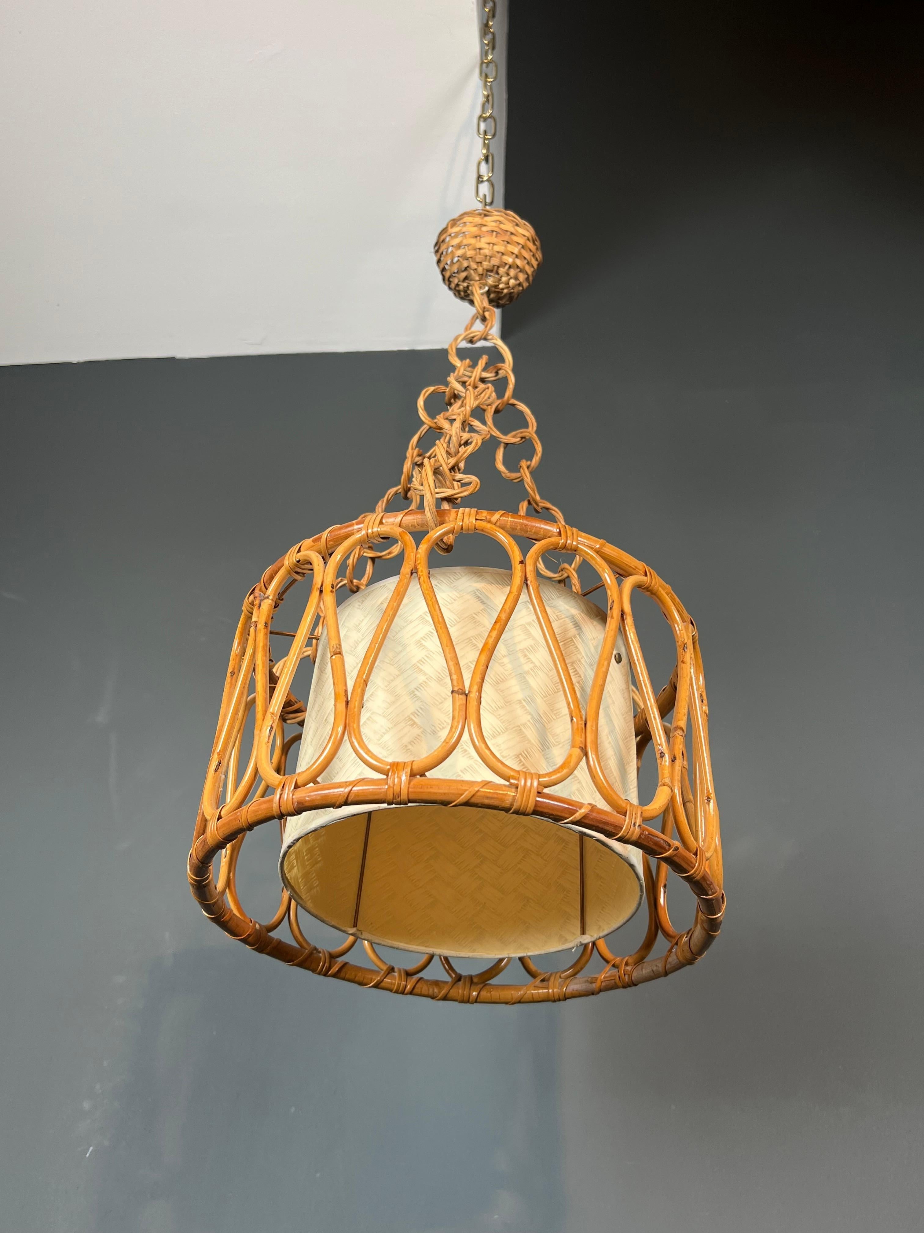 Francese Piccolo lampadario in rattan nello stile di Adrien Audoux e Frida Minet in vendita