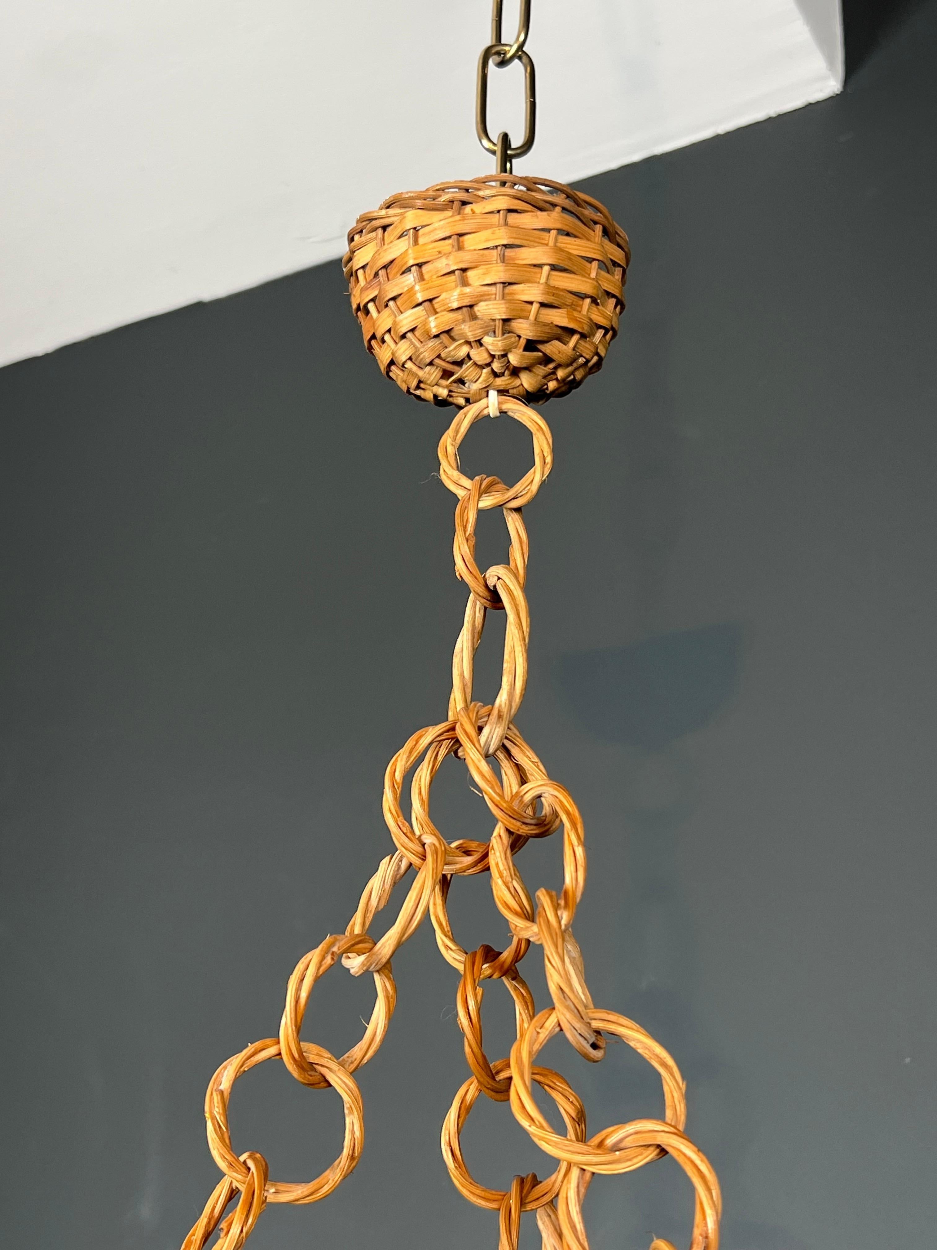 Metà XX secolo Piccolo lampadario in rattan nello stile di Adrien Audoux e Frida Minet in vendita