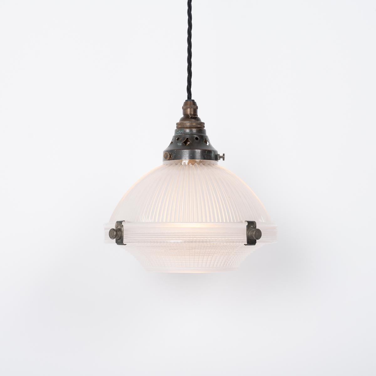 PICCOLE LAMPADE A SOSPENSIONE IN DUE PARTI IN HOLOPHANE 

L'ULTIMO RIMASTO PRESENTA UNA PICCOLA QUANTITÀ DI DANNI SUL BORDO INFERIORE

Le luci a sospensione Holophane recuperate da una cappella abbandonata di 150 anni, costruita originariamente nel