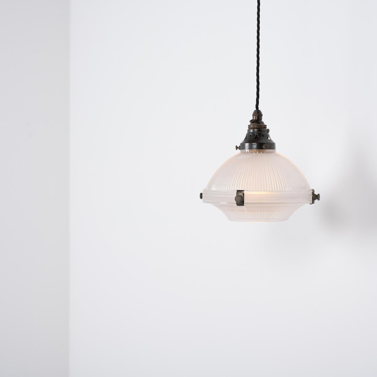 Ottone Piccola lampada a sospensione in due parti in Holophane riciclato in vendita
