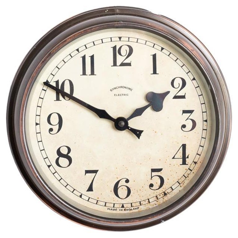 Kleine Wanduhr aus industriellem Kupfer von Synchronome im Angebot bei