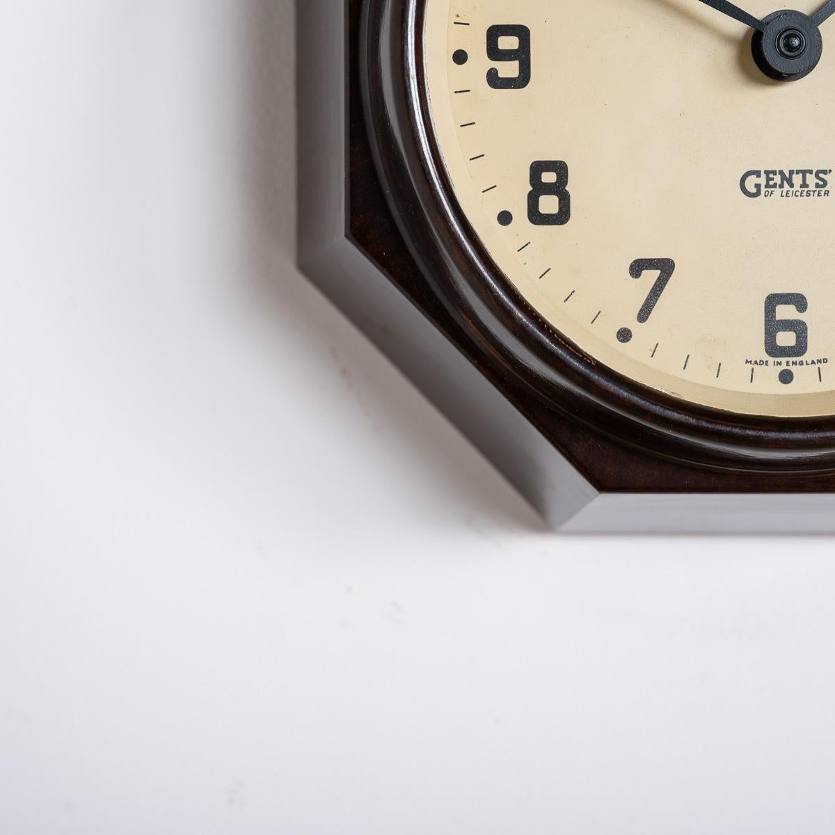 Pequeño reloj de pared octogonal de baquelita recuperada by Gents of Leicester en venta 7