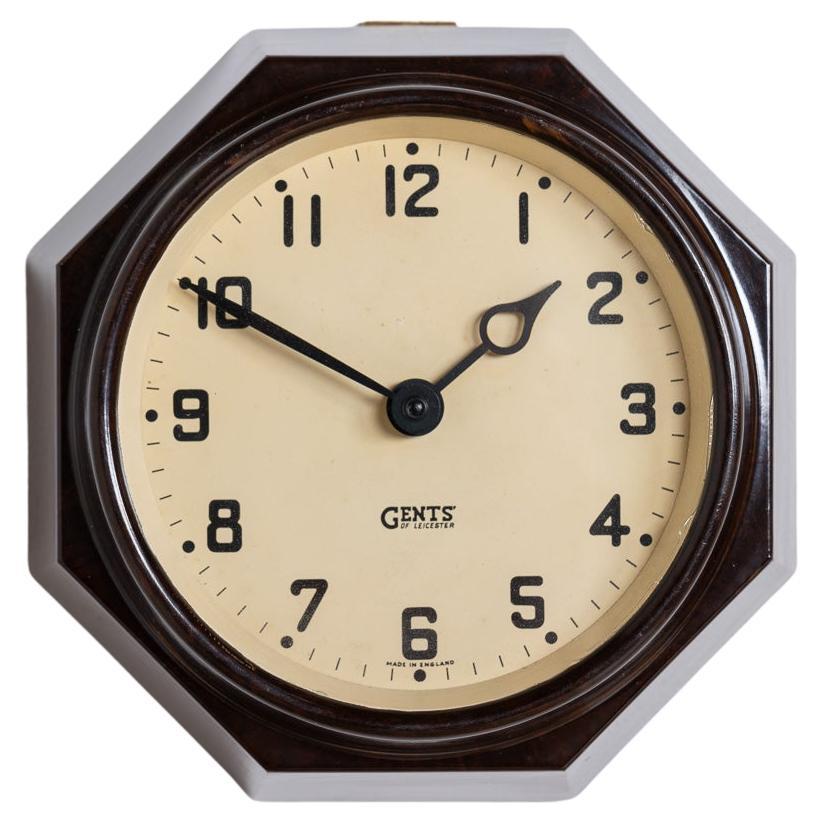 Petite horloge murale octogonale en bakélite recyclée par Gents of Leicester