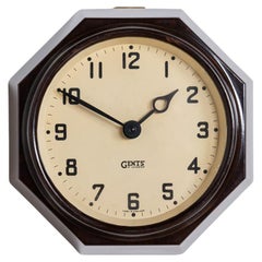 Petite horloge murale octogonale en bakélite recyclée par Gents of Leicester
