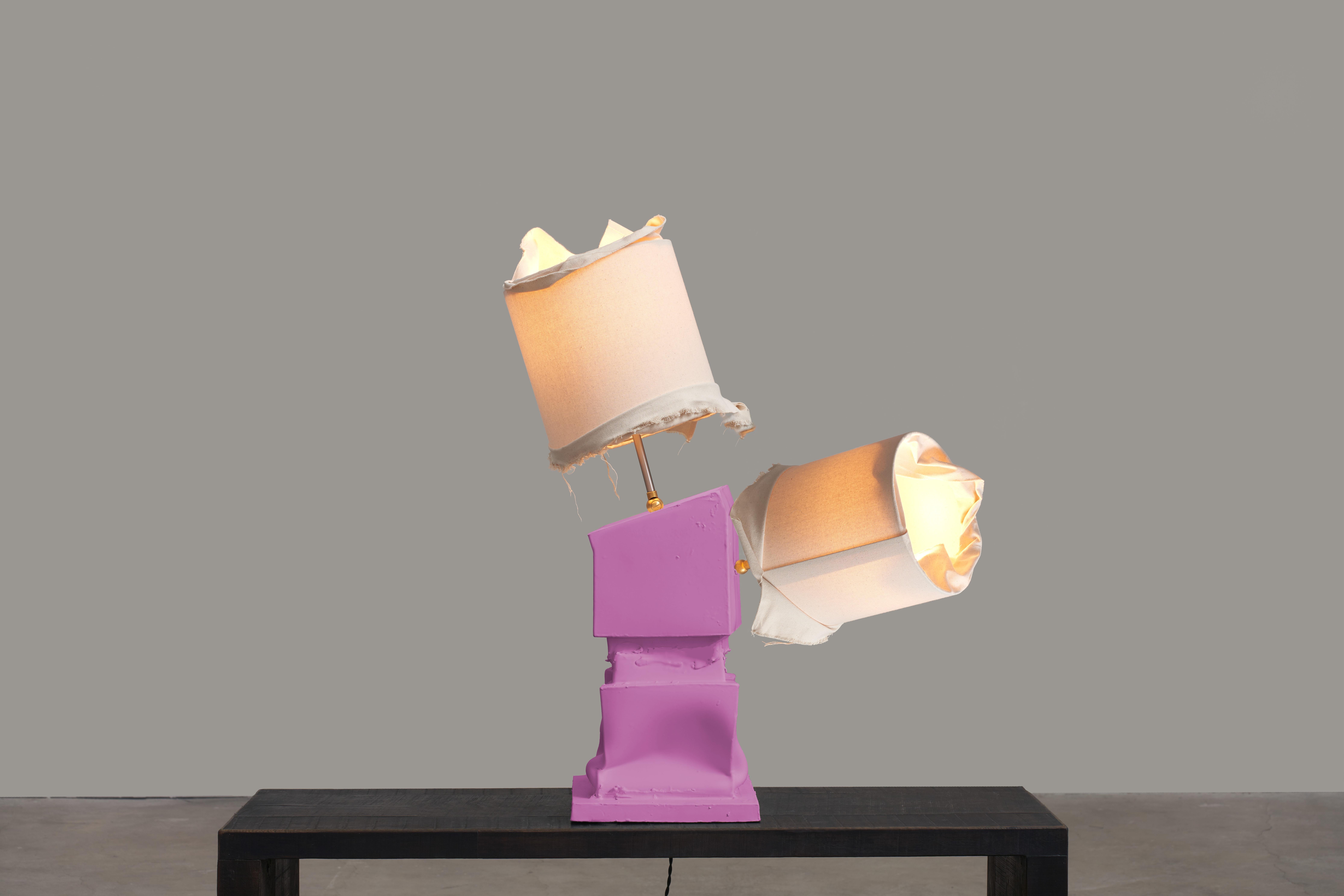 Piccola lampada da tavolo rettangolare in ceramica, bianca con paralume in tela naturale. Italia. in vendita 3