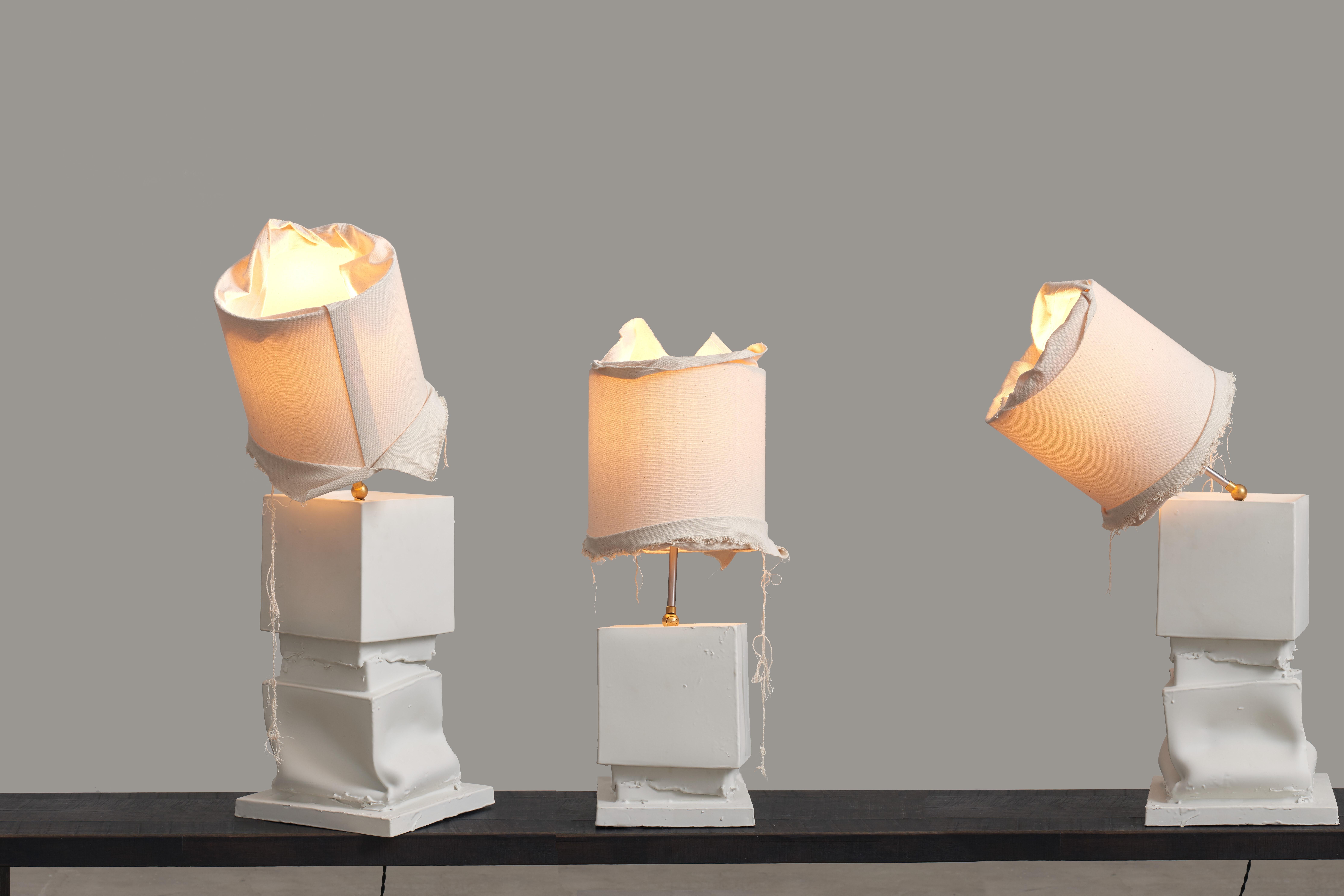 Piccola lampada da tavolo rettangolare in ceramica, bianca con paralume in tela naturale. Italia. in vendita 4