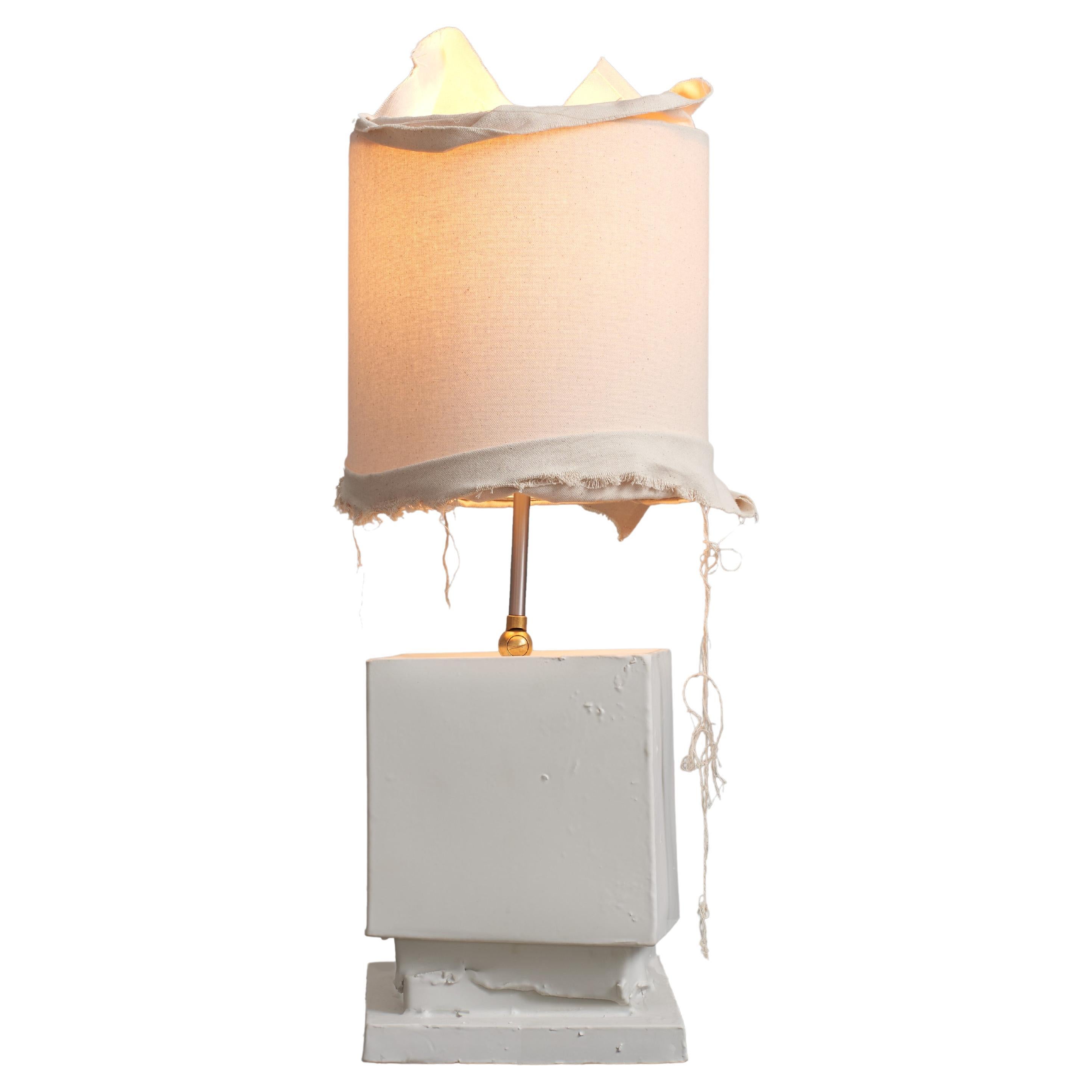 Postmoderno Piccola lampada da tavolo rettangolare in ceramica, bianca con paralume in tela naturale. Italia. in vendita