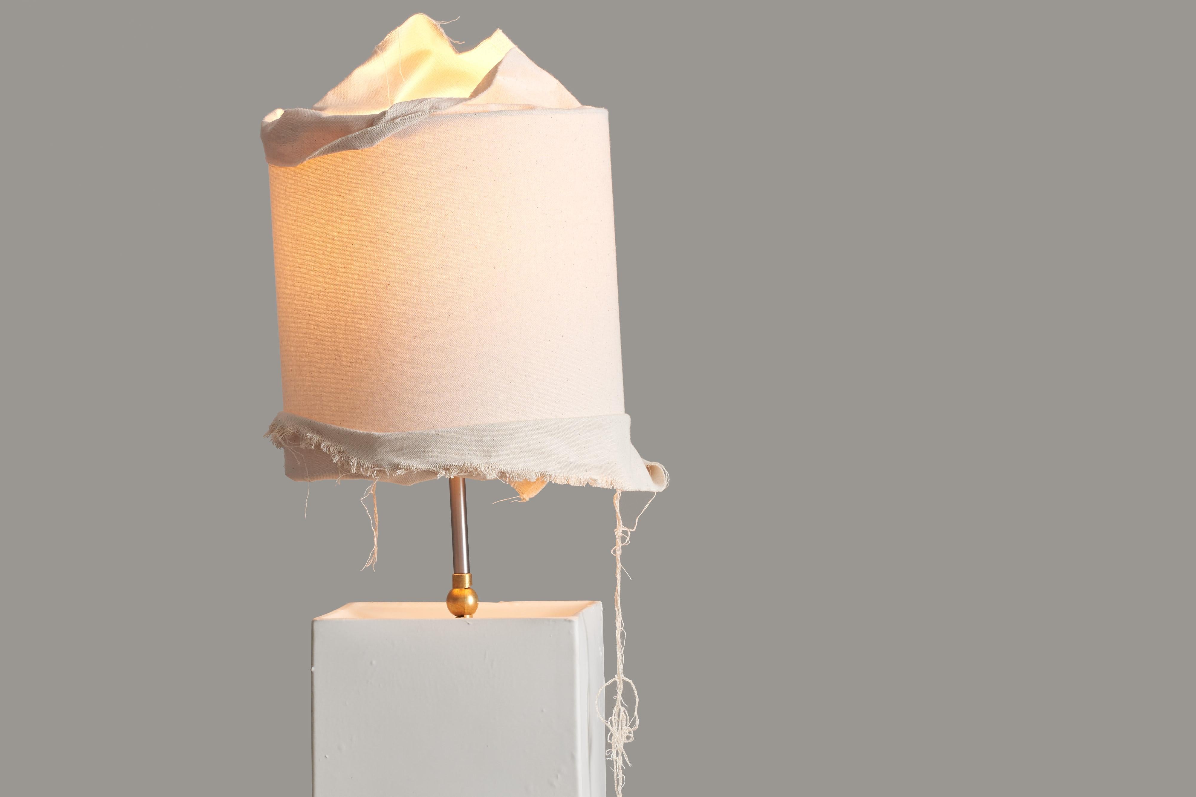 Italiano Piccola lampada da tavolo rettangolare in ceramica, bianca con paralume in tela naturale. Italia. in vendita