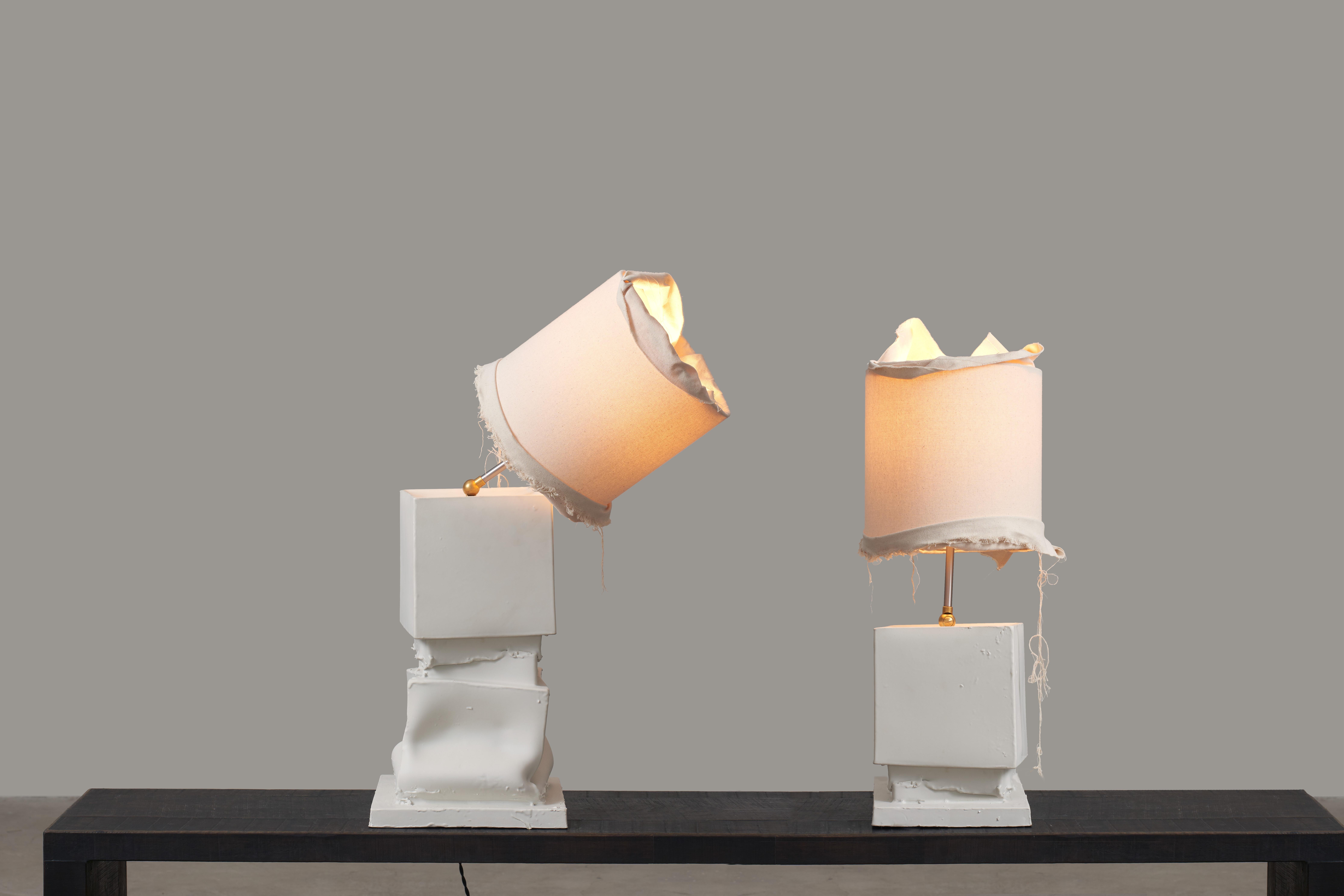 Piccola lampada da tavolo rettangolare in ceramica, bianca con paralume in tela naturale. Italia. In condizioni Nuovo in vendita a New York, NY