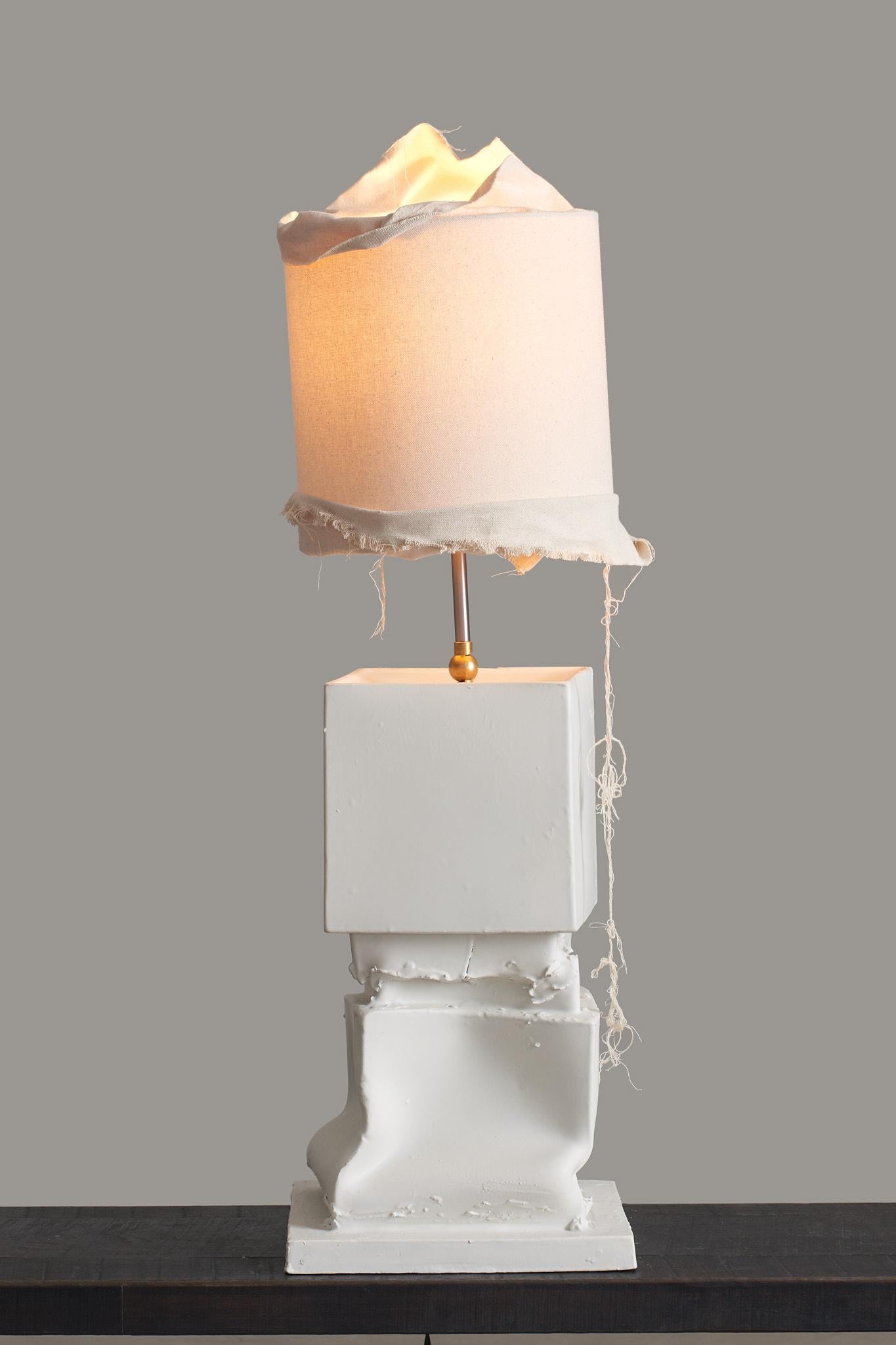 XXI secolo e contemporaneo Piccola lampada da tavolo rettangolare in ceramica, bianca con paralume in tela naturale. Italia. in vendita