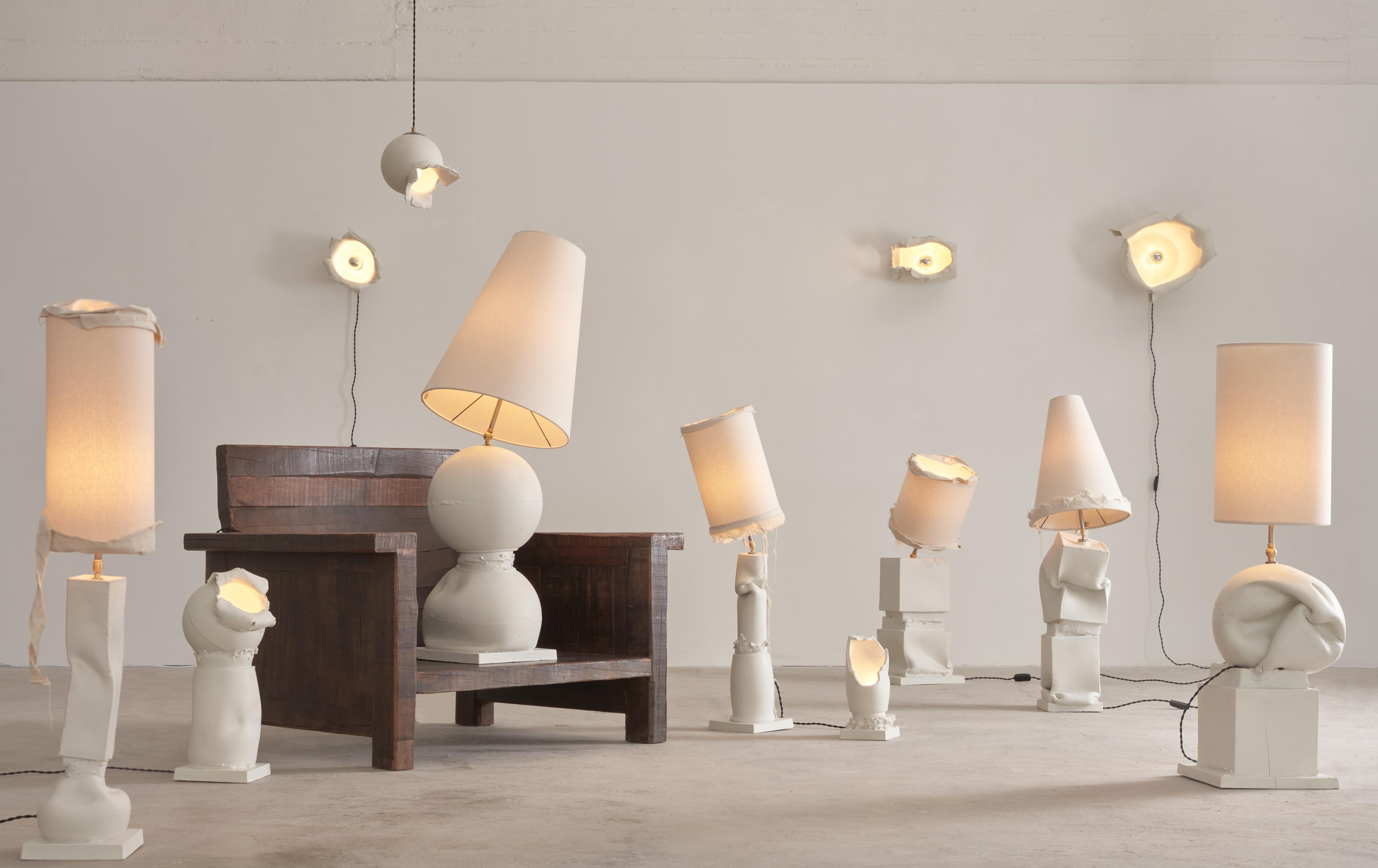 Ceramica Piccola lampada da tavolo rettangolare in ceramica, bianca con paralume in tela naturale. Italia. in vendita