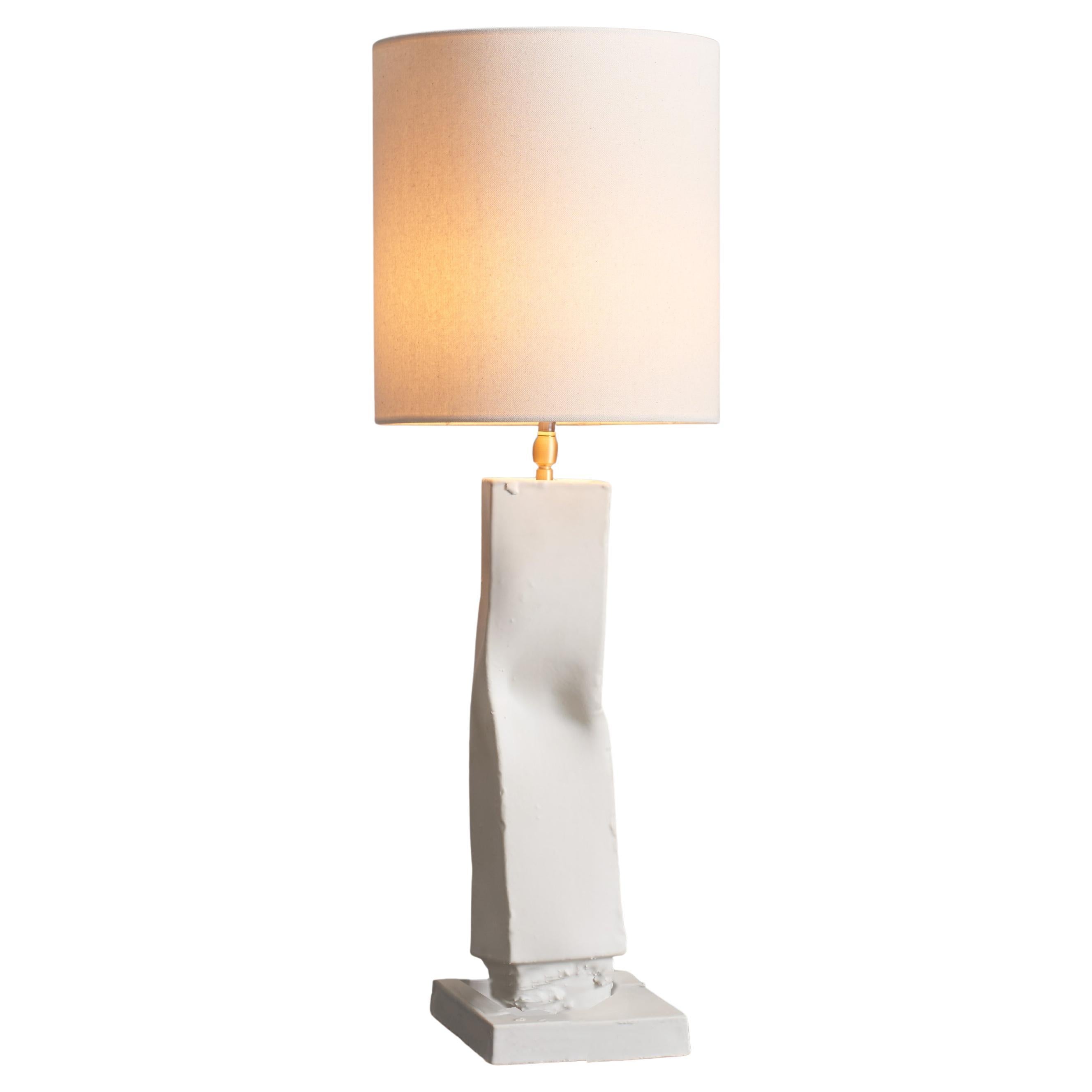 Piccola lampada da tavolo rettangolare in ceramica, bianca con paralume in tela naturale. Italia.