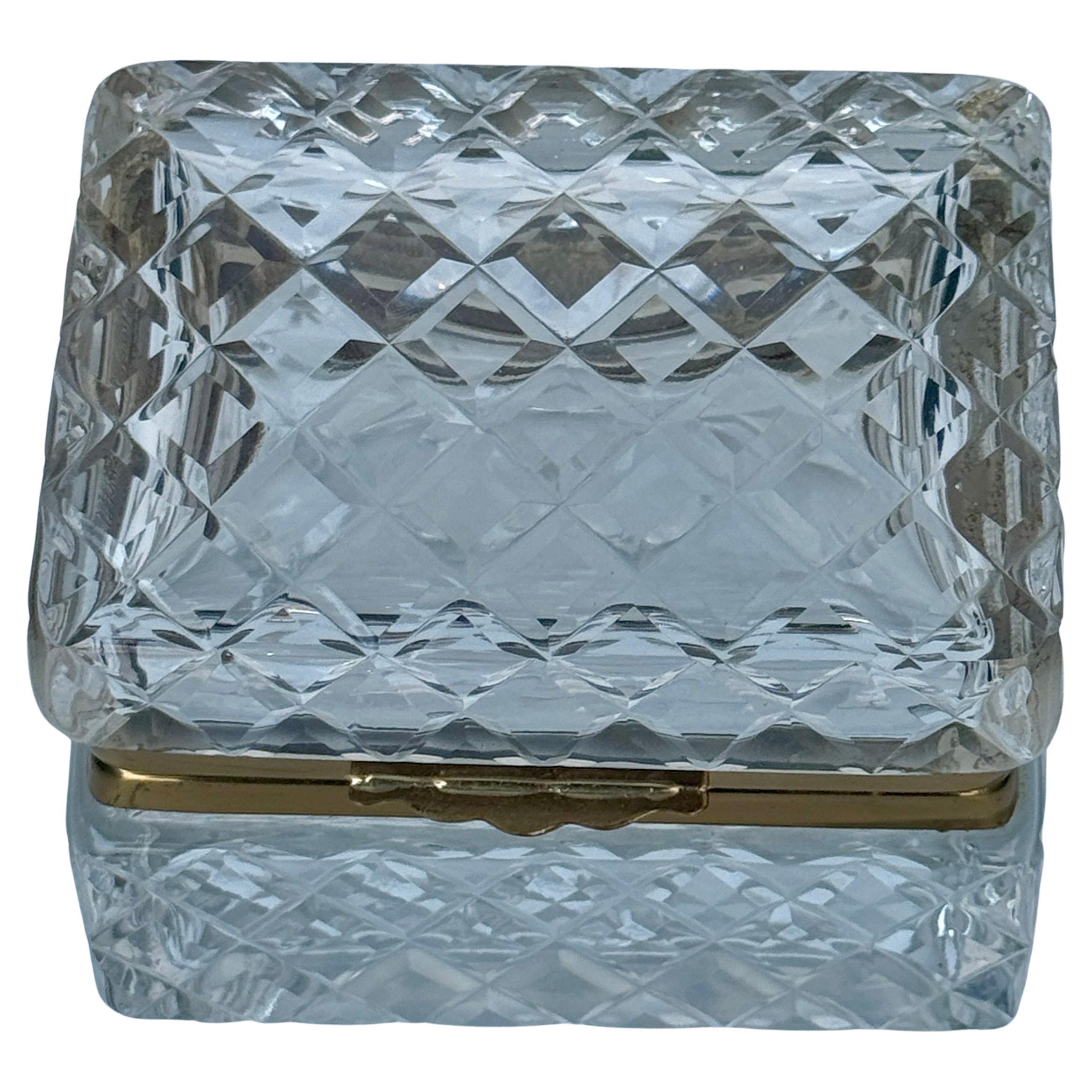 Kleines rechteckiges Kandis- oder Schmuckkästchen aus geschliffenem Glas mit Beschlägen aus Messing. 